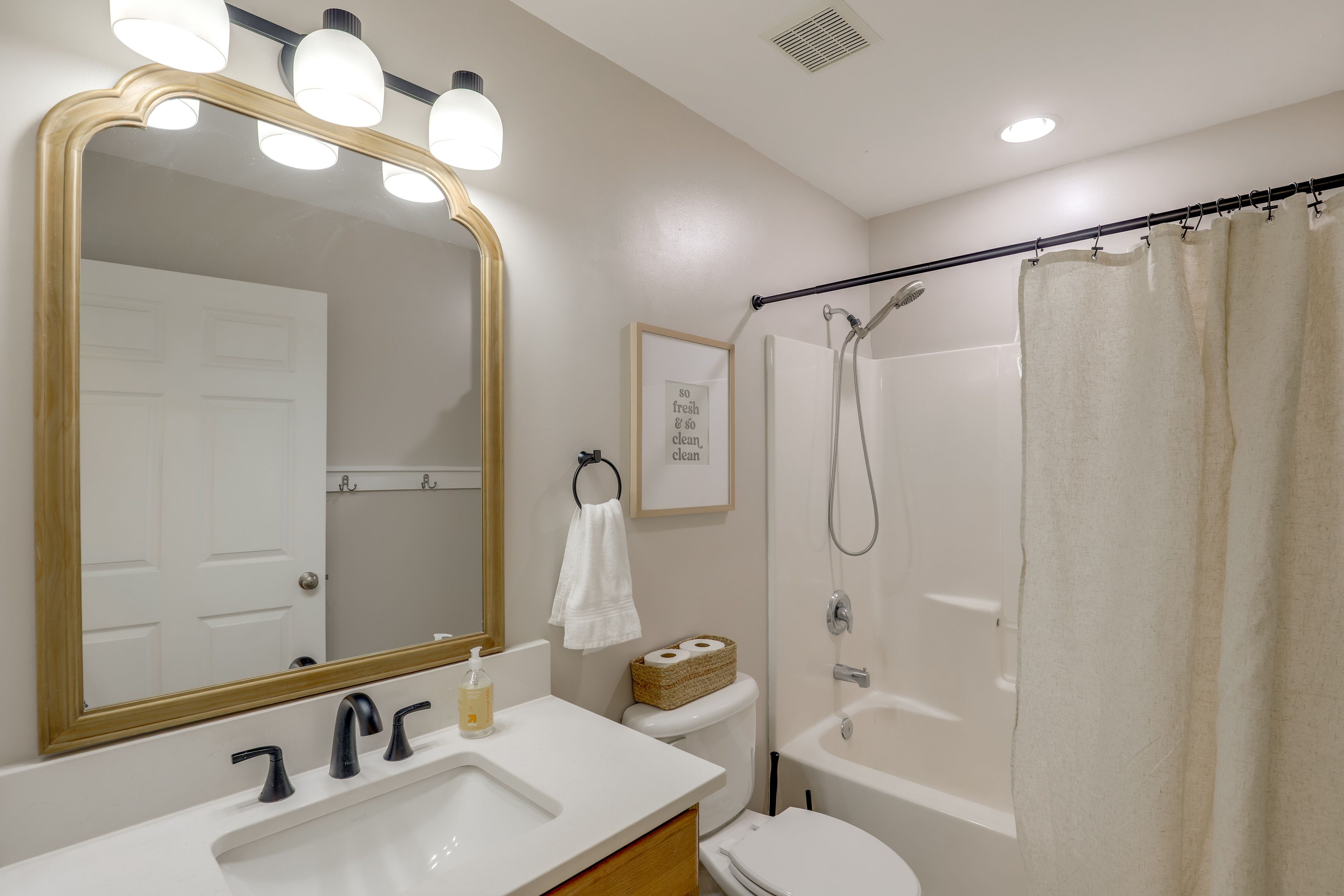 Full Bathroom | Main Level | Complimentary Toiletries