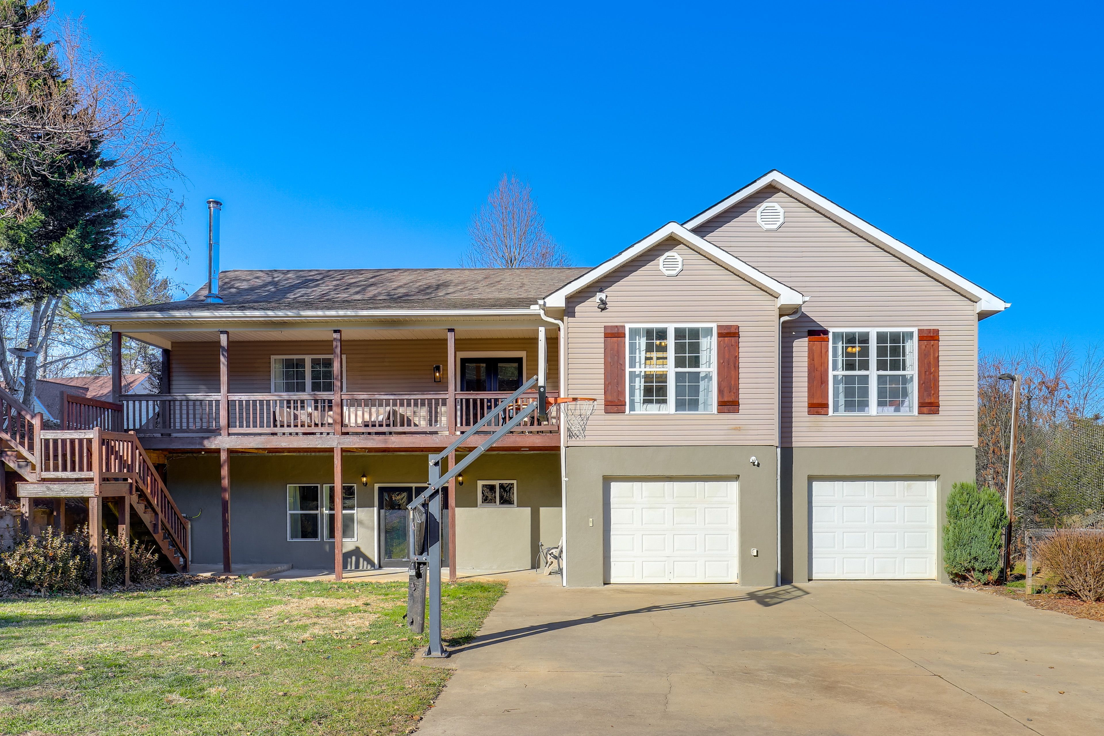 Parking | Garage (2 Vehicles) | Driveway (4 Vehicles)