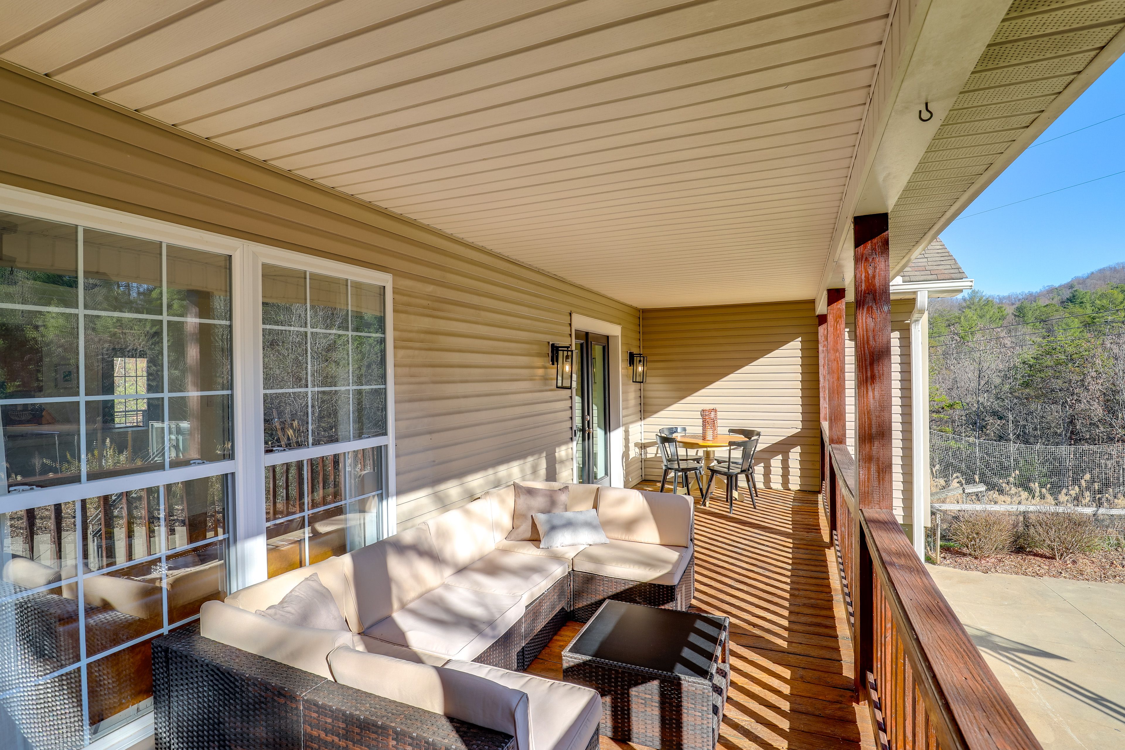 Deck | Outdoor Dining