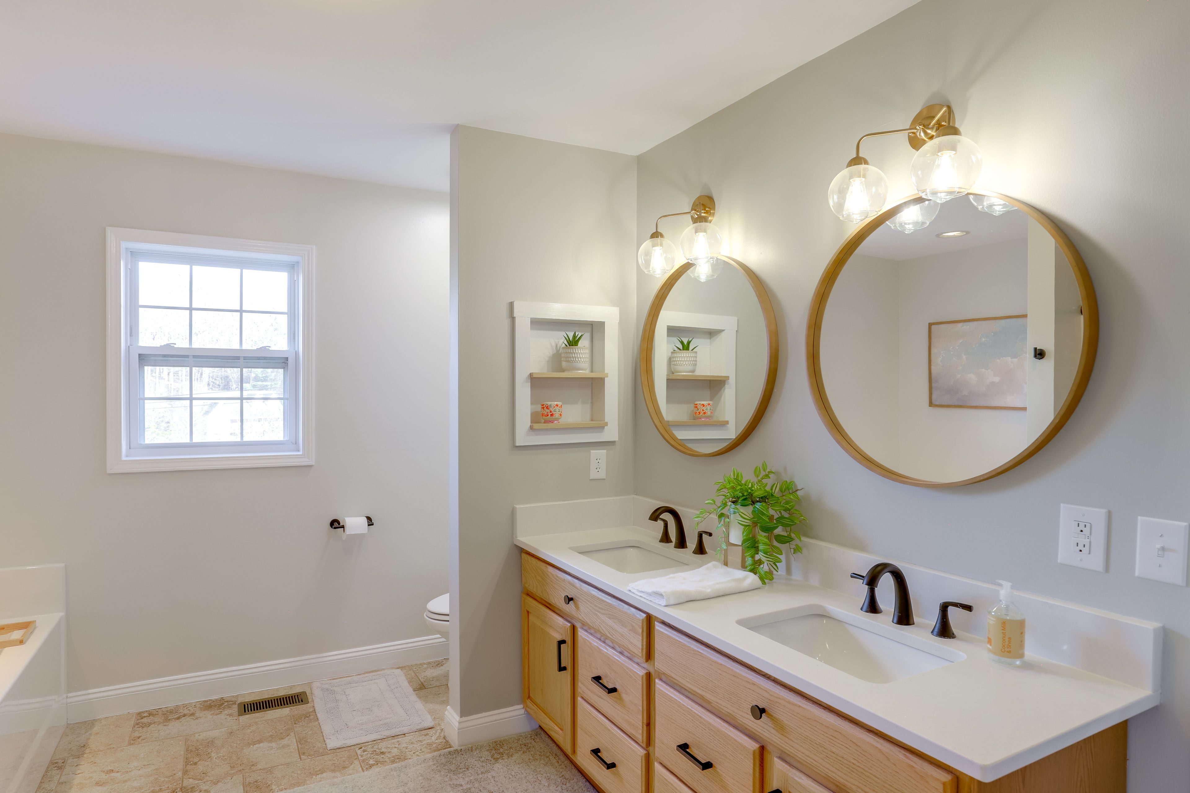 En-Suite Bathroom | Main Level | Towels Provided