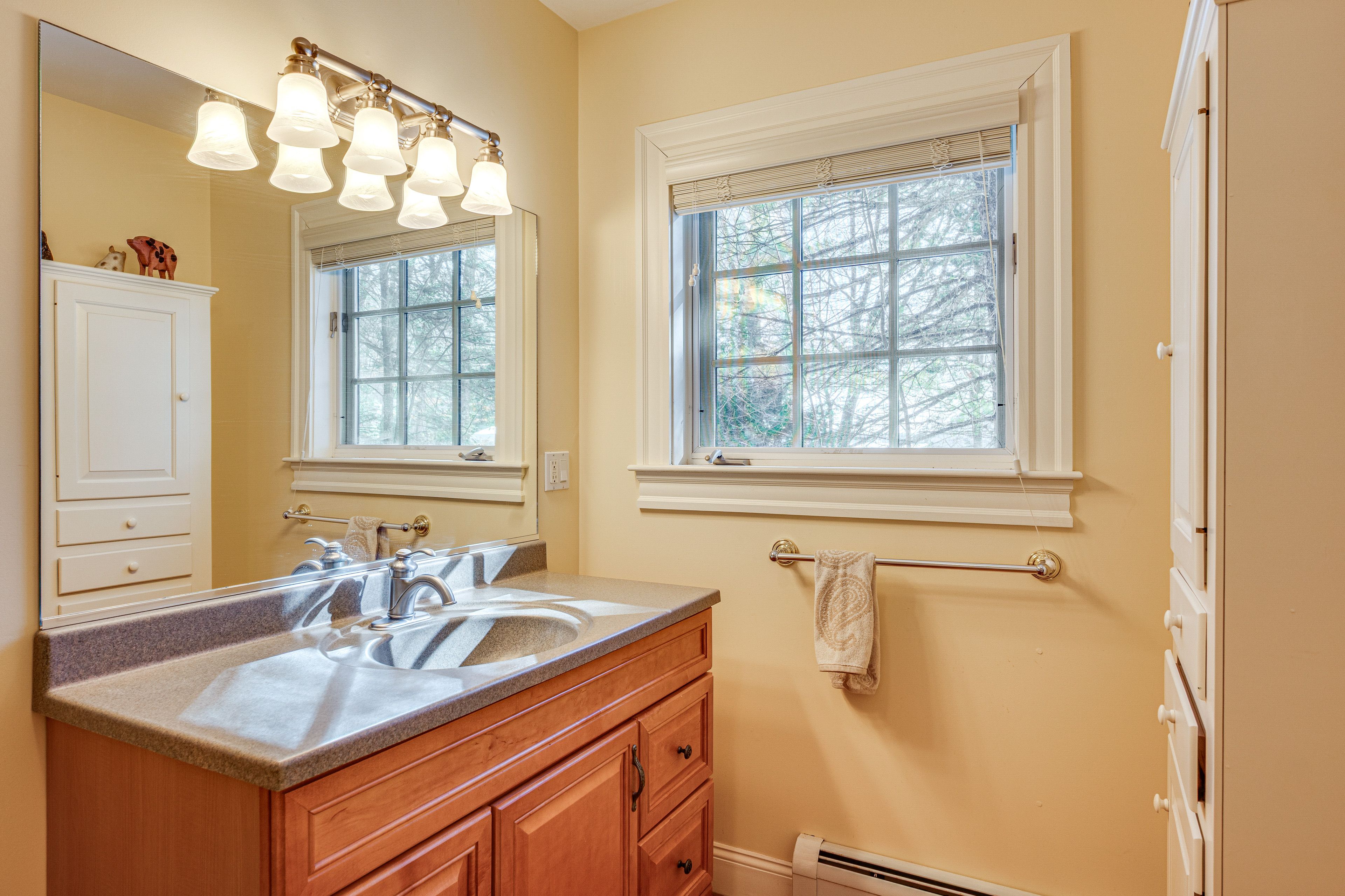 En-Suite Bathroom | Bathtub/Shower | Main Level