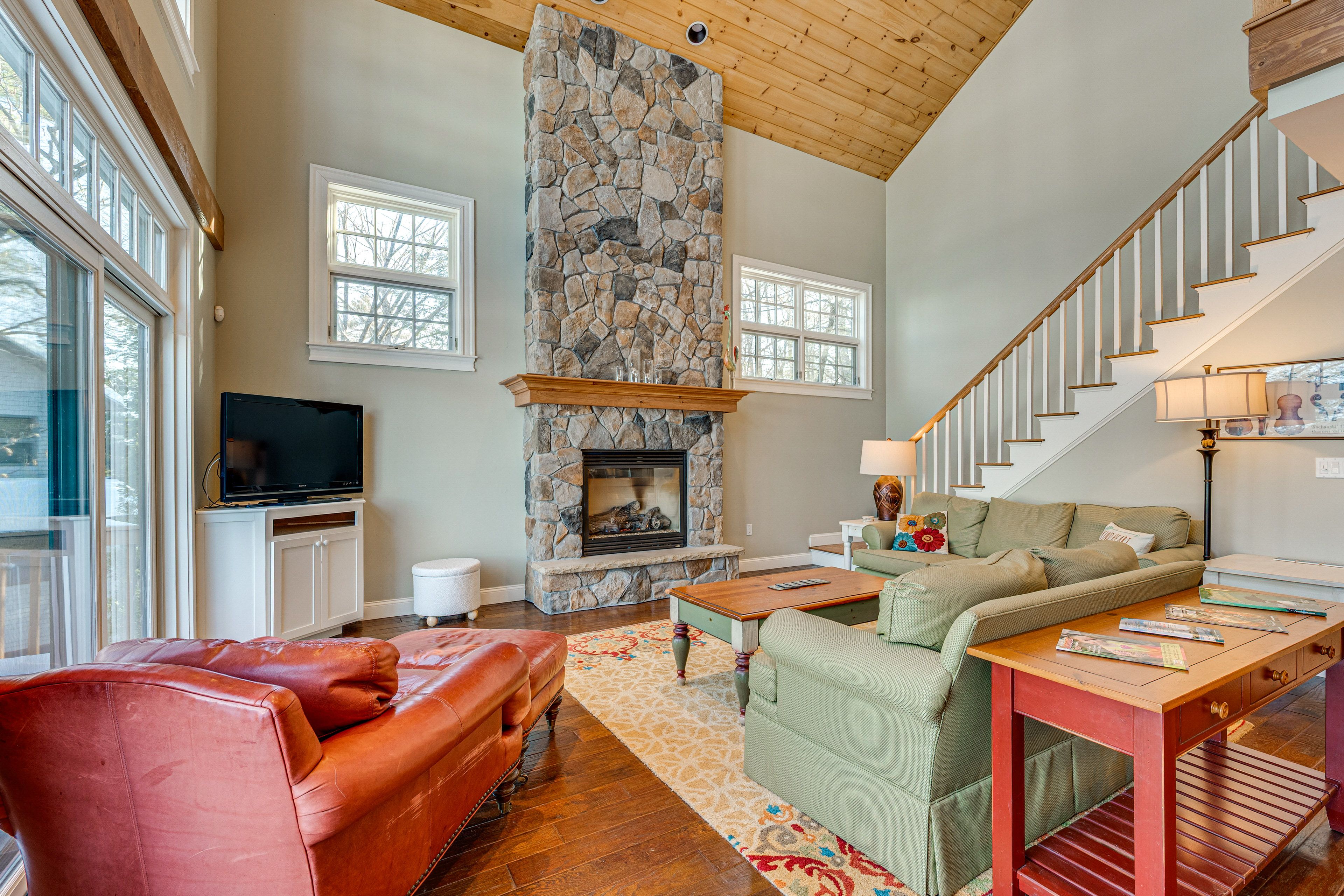 Living Room | Smart TV | Fireplace