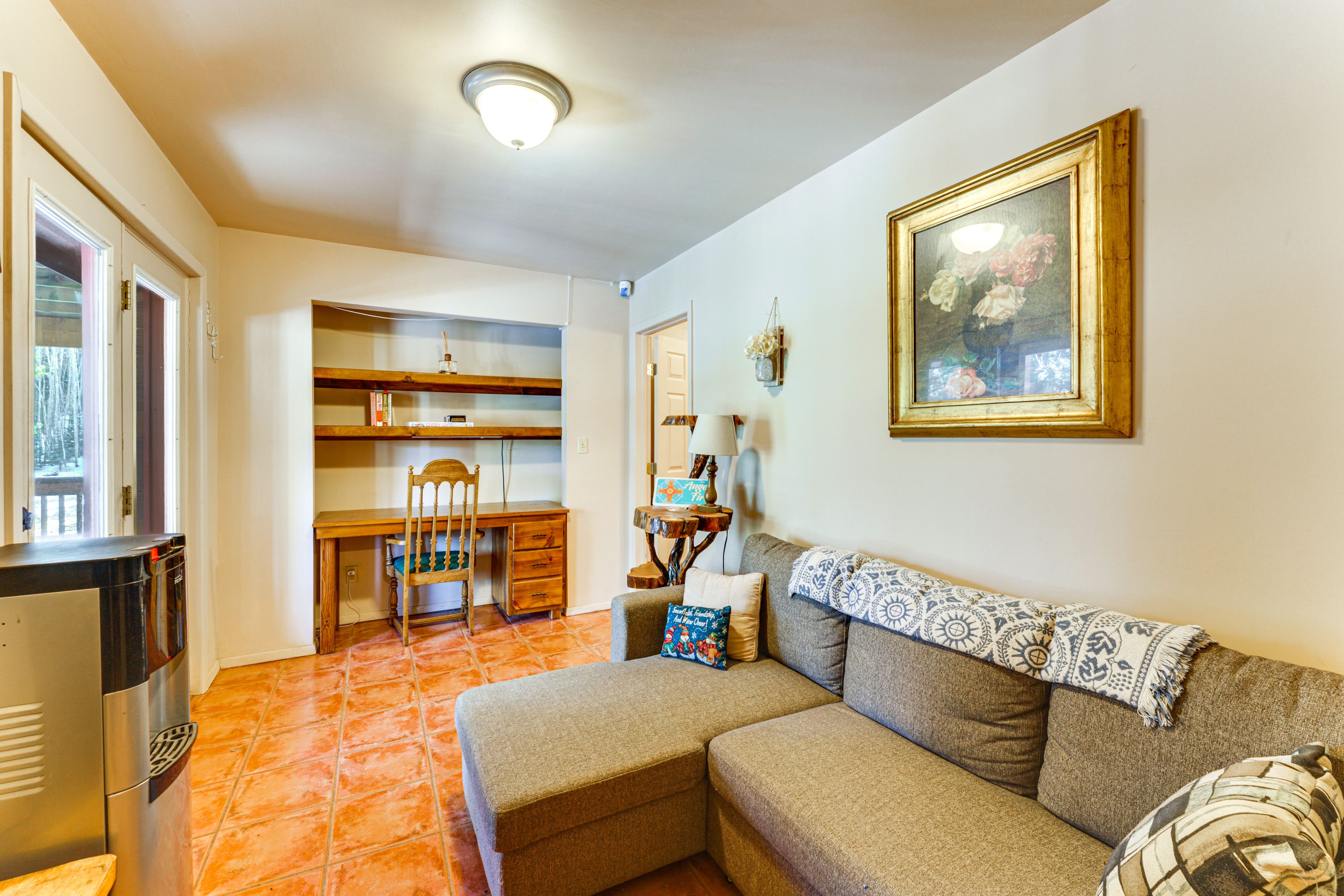 Living Room | Flat-Screen TV | Free WiFi | Books | Board Games