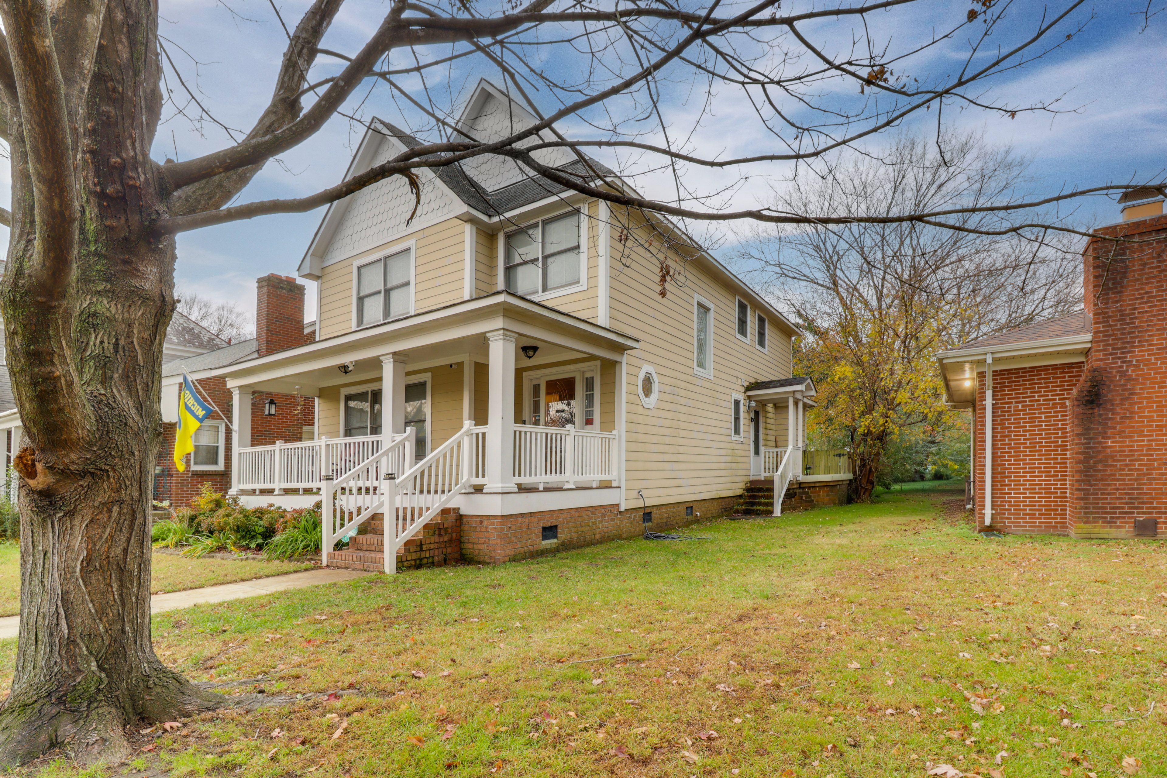 Exterior | Parking | Driveway (3 Vehicles) | Free Street Parking