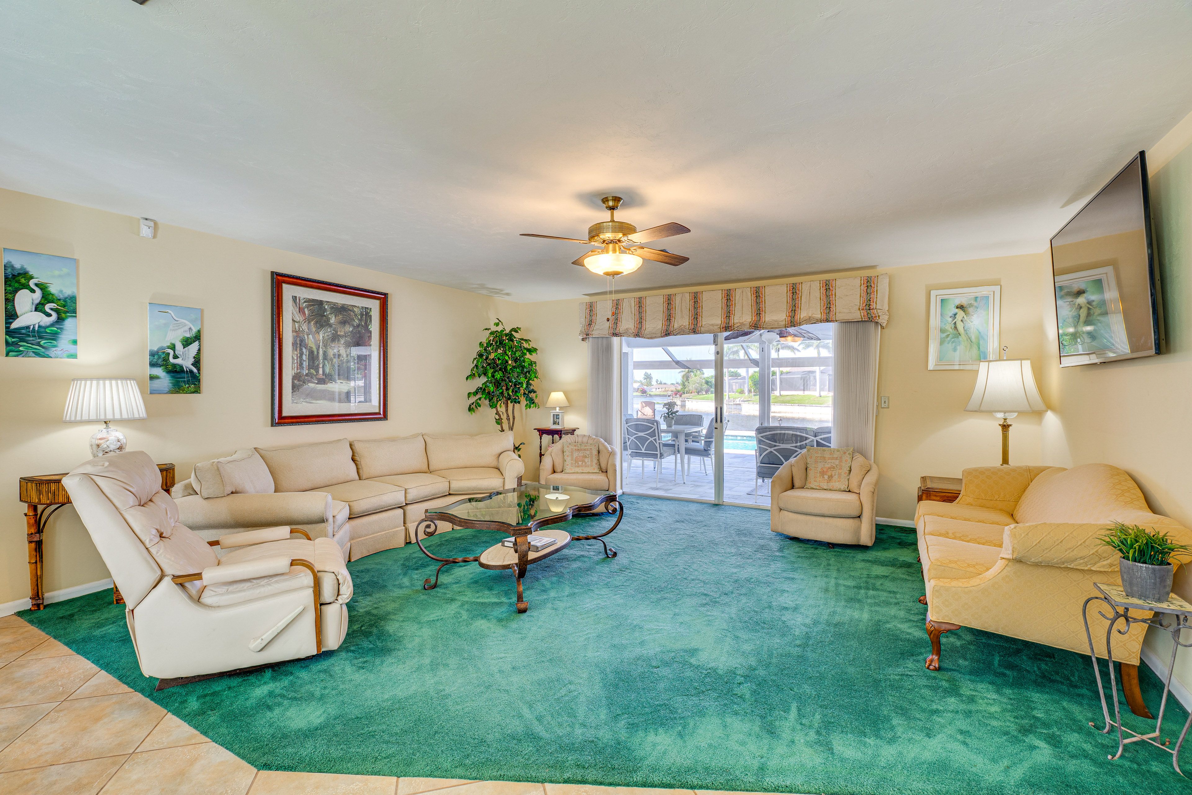 Living Room | Free WiFi | Central A/C