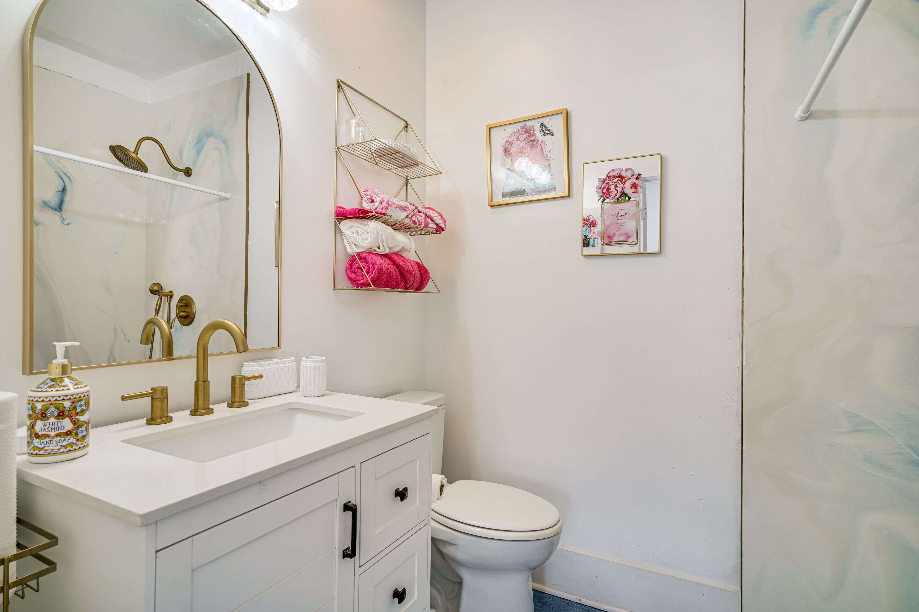 Full Bathroom | Towels & Linens Provided | 1st Floor