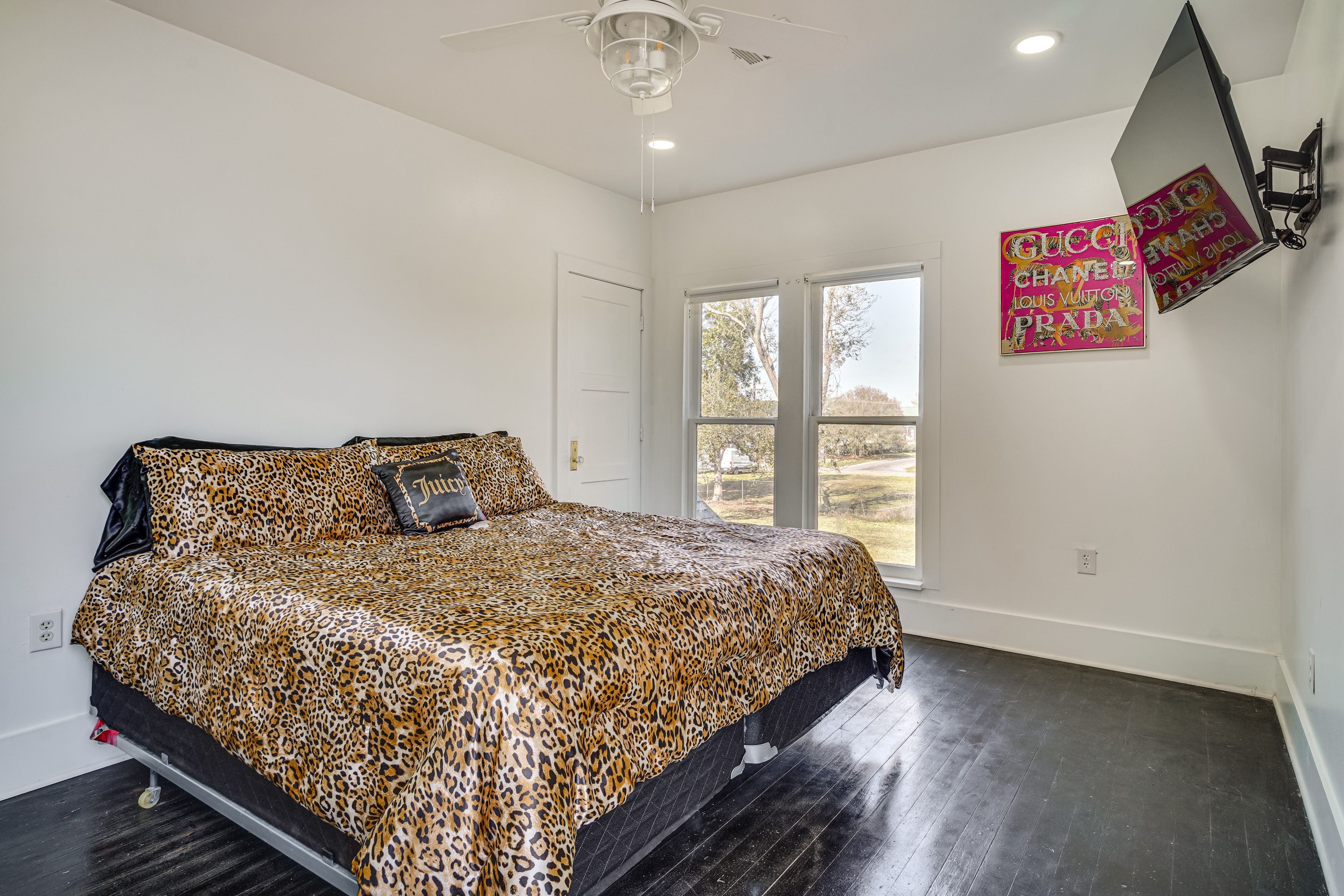 Bedroom 1 | King Bed | Smart TV | 2nd Floor