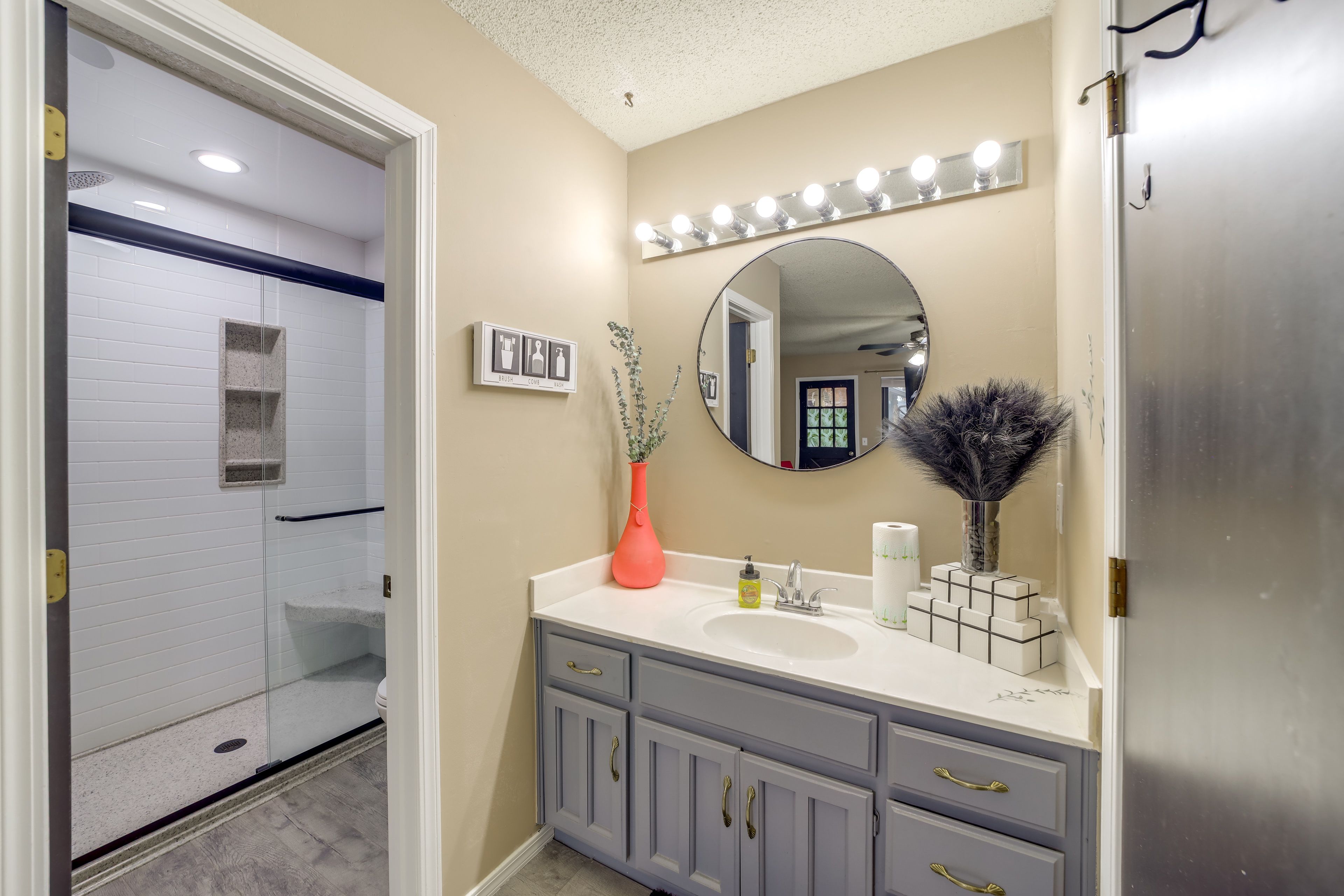 Full Bathroom | Towels Provided