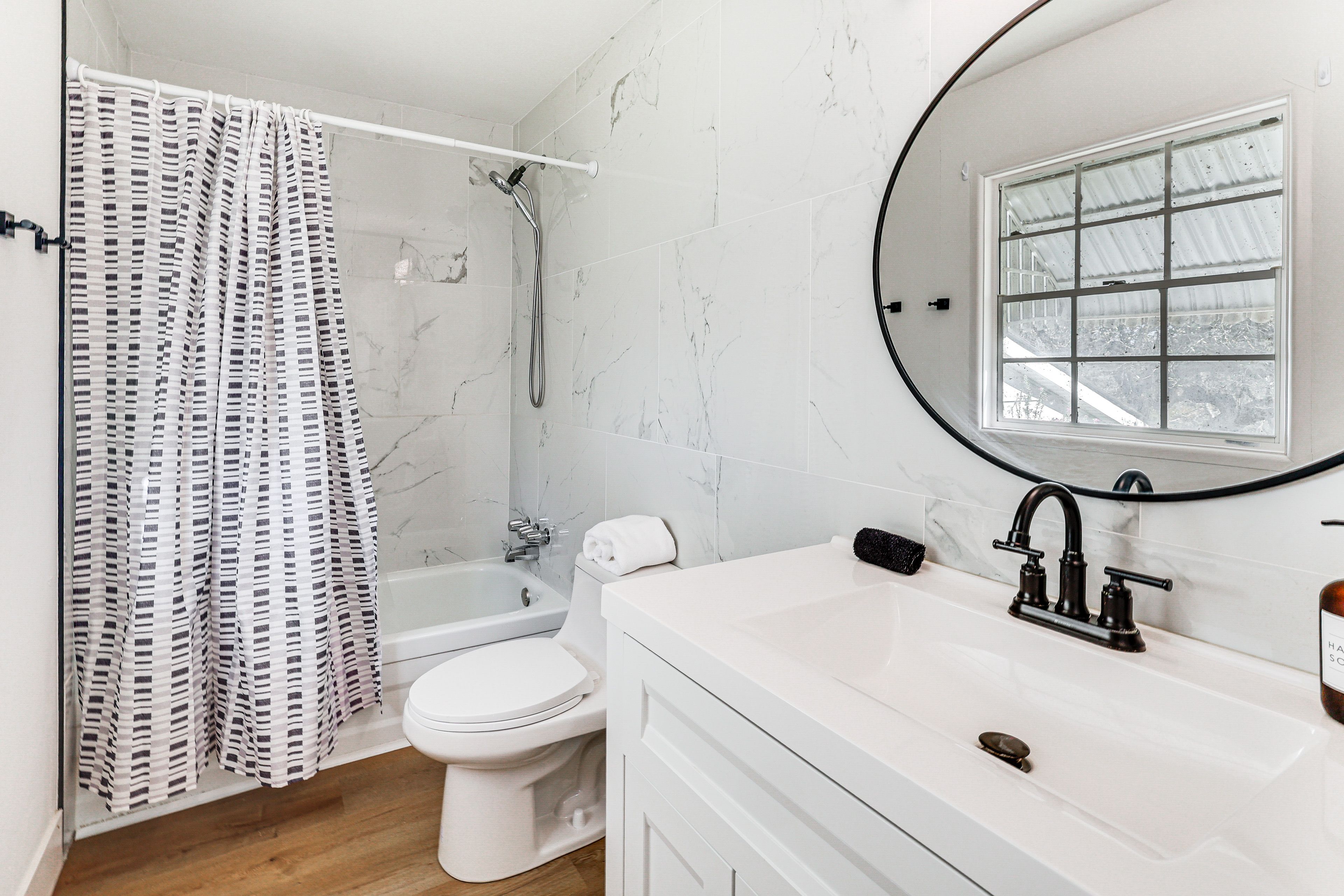 Full Bath | 2nd Floor