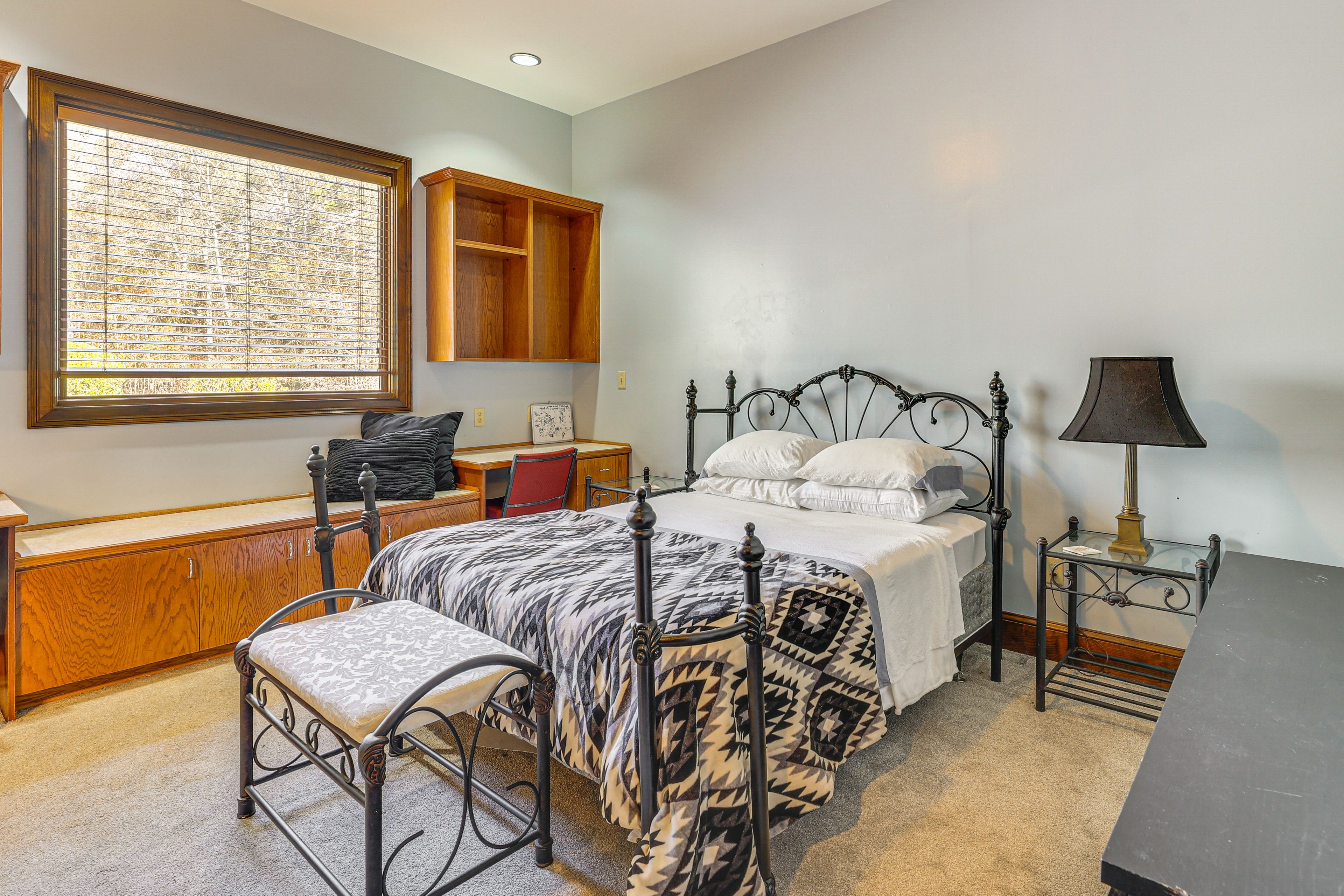 Bedroom 3 | Queen Bed