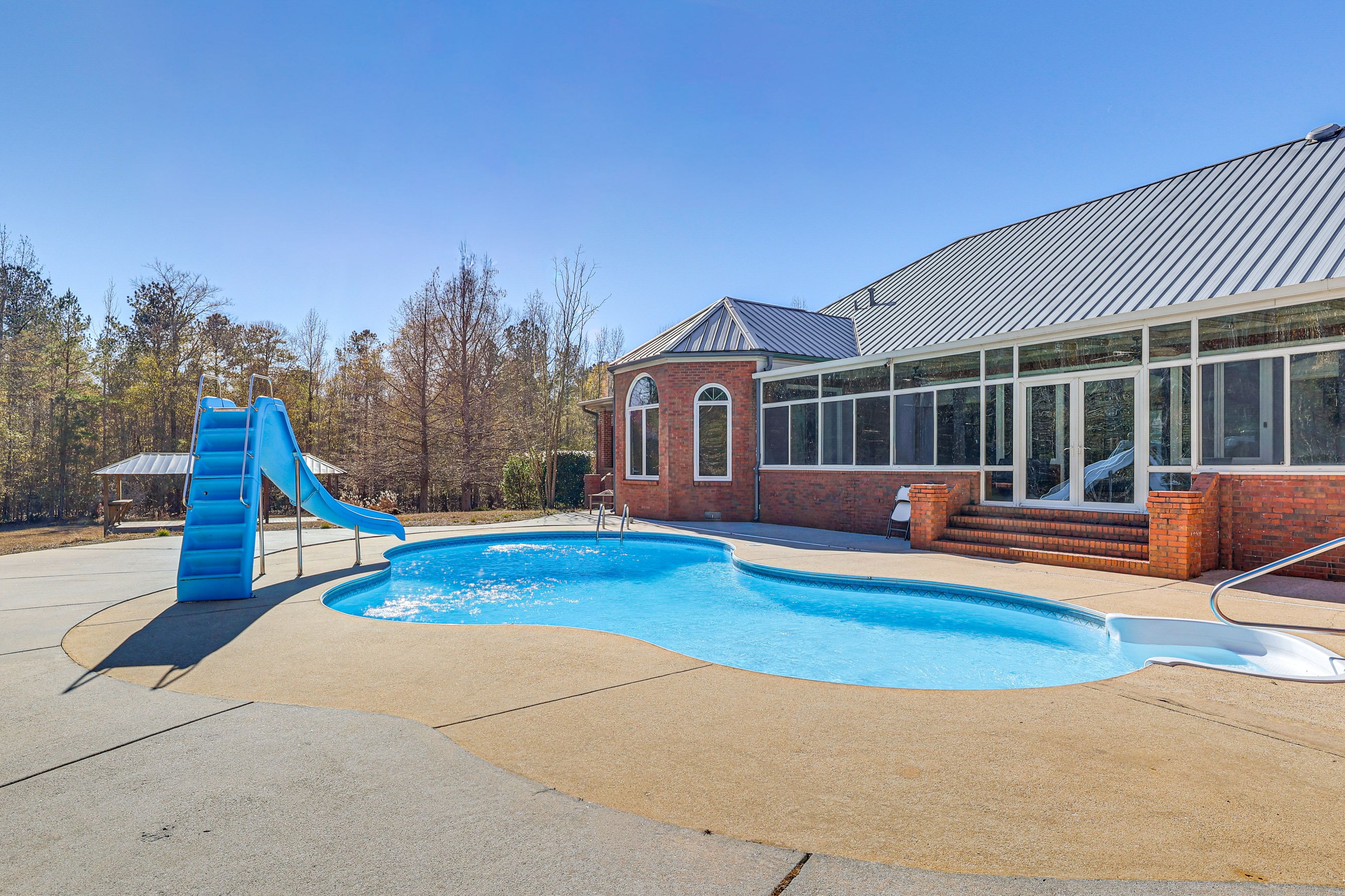 Shared Outdoor Space | Pool