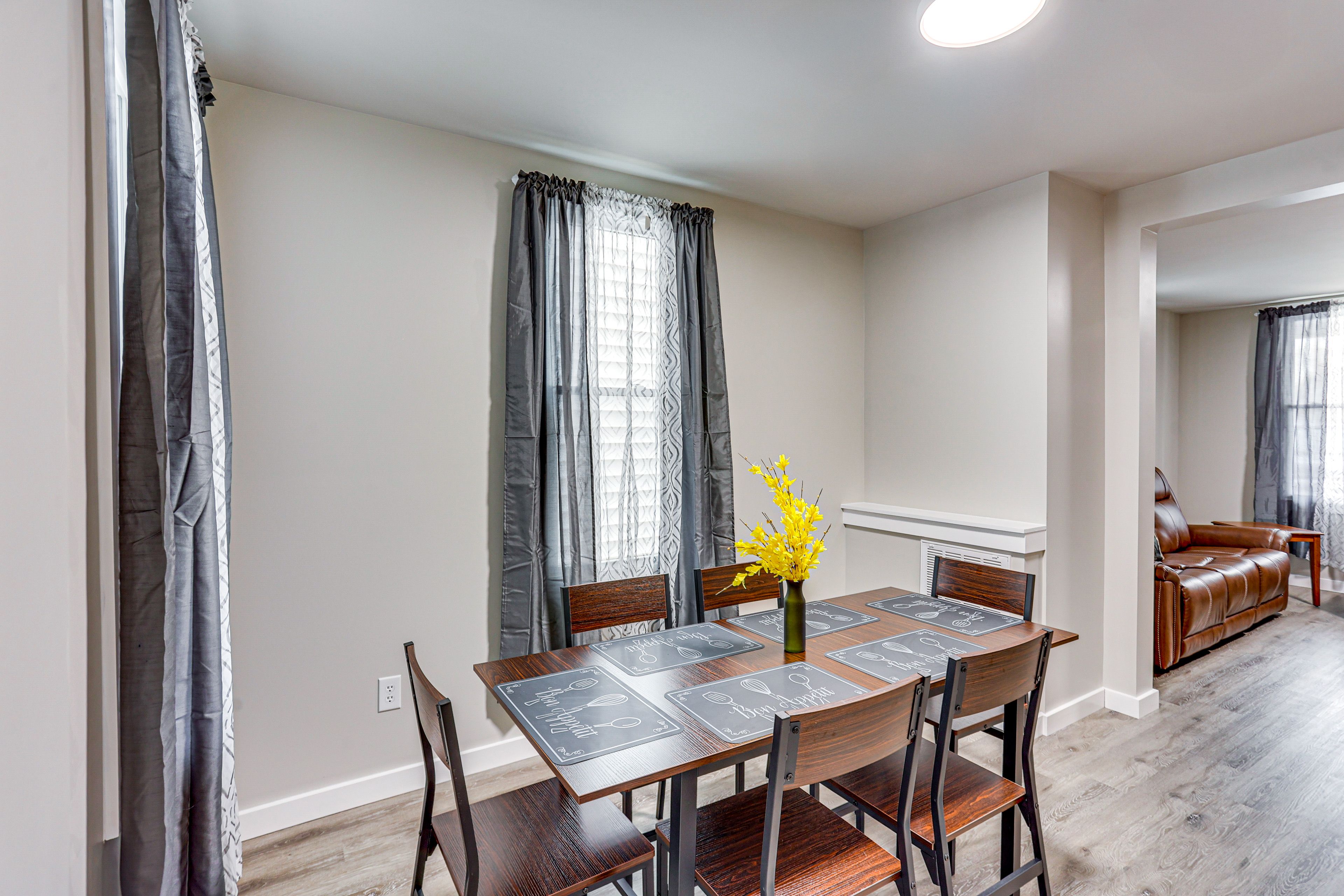 Dining Area | Dishware/Flatware Provided | 1st Floor