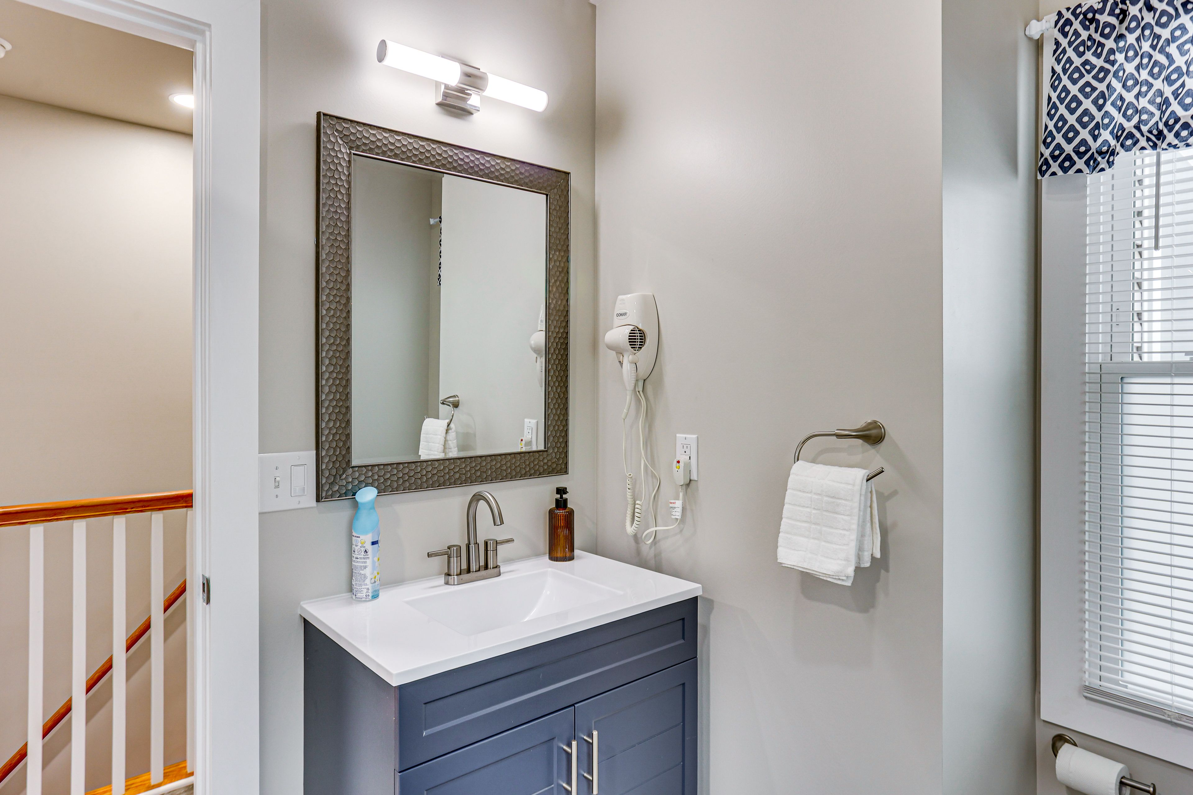 Bathroom | Bathtub/Shower | Towels Provided | 2nd Floor