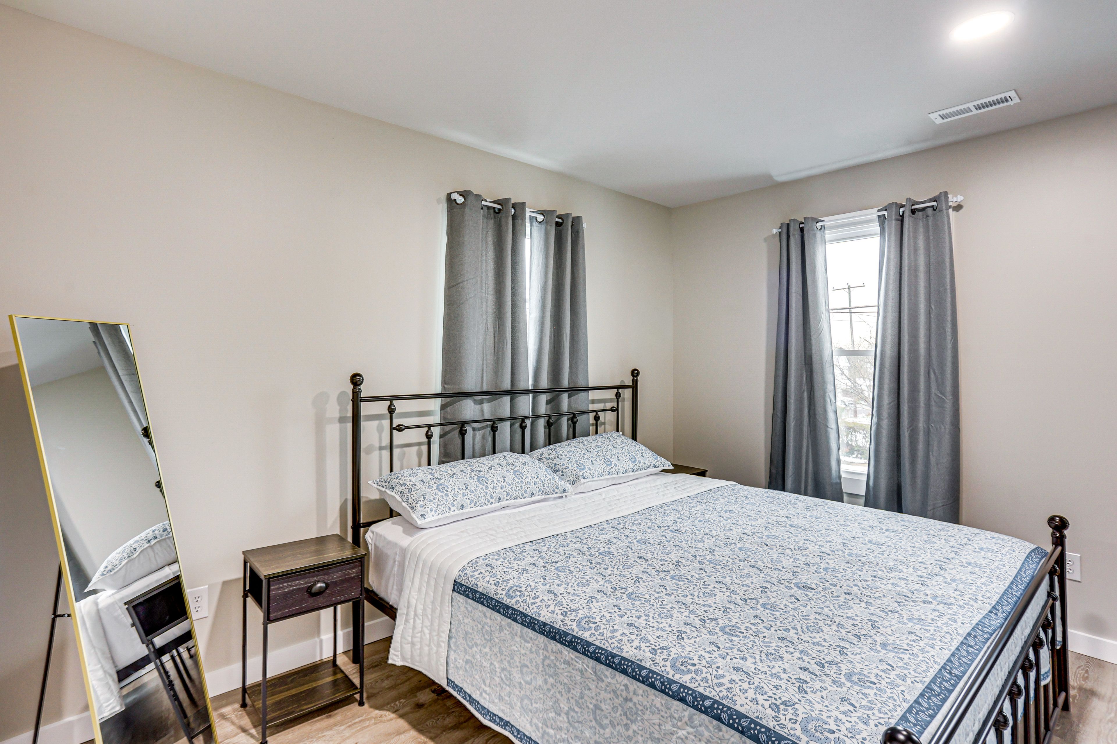 Bedroom 2 | Queen Bed | Smart TV | 2nd Floor