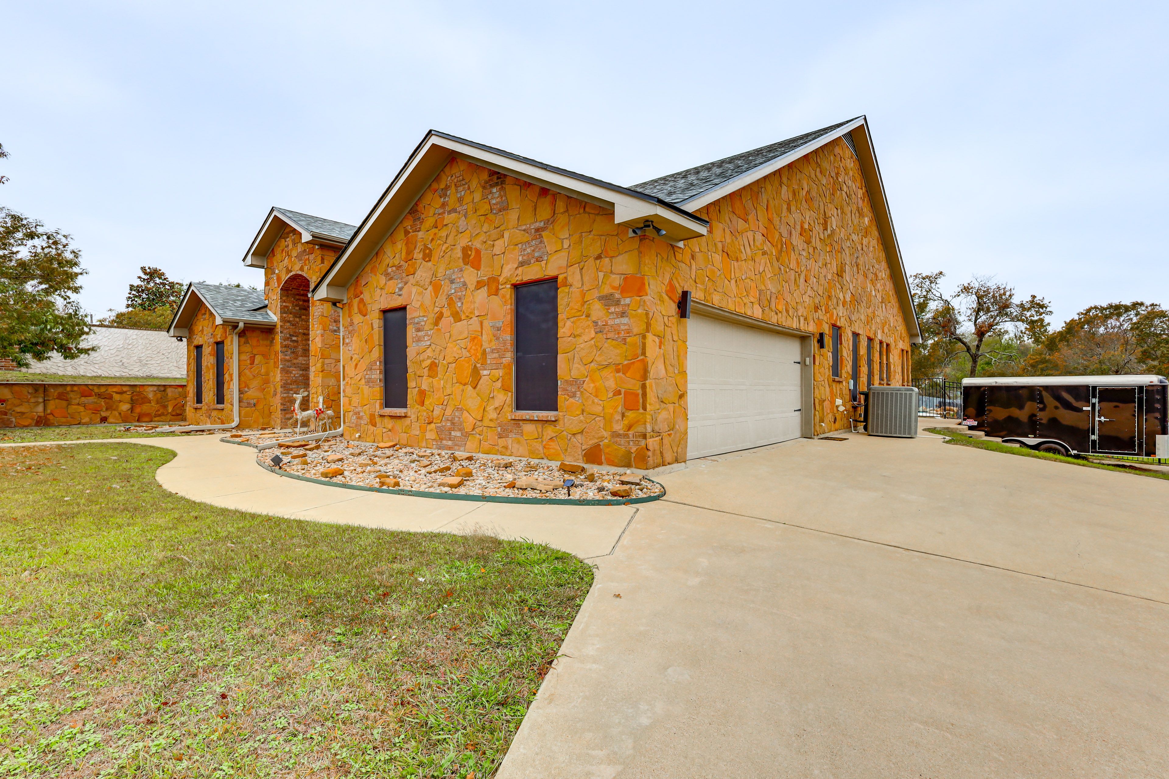 Parking | Driveway (6 Vehicles)