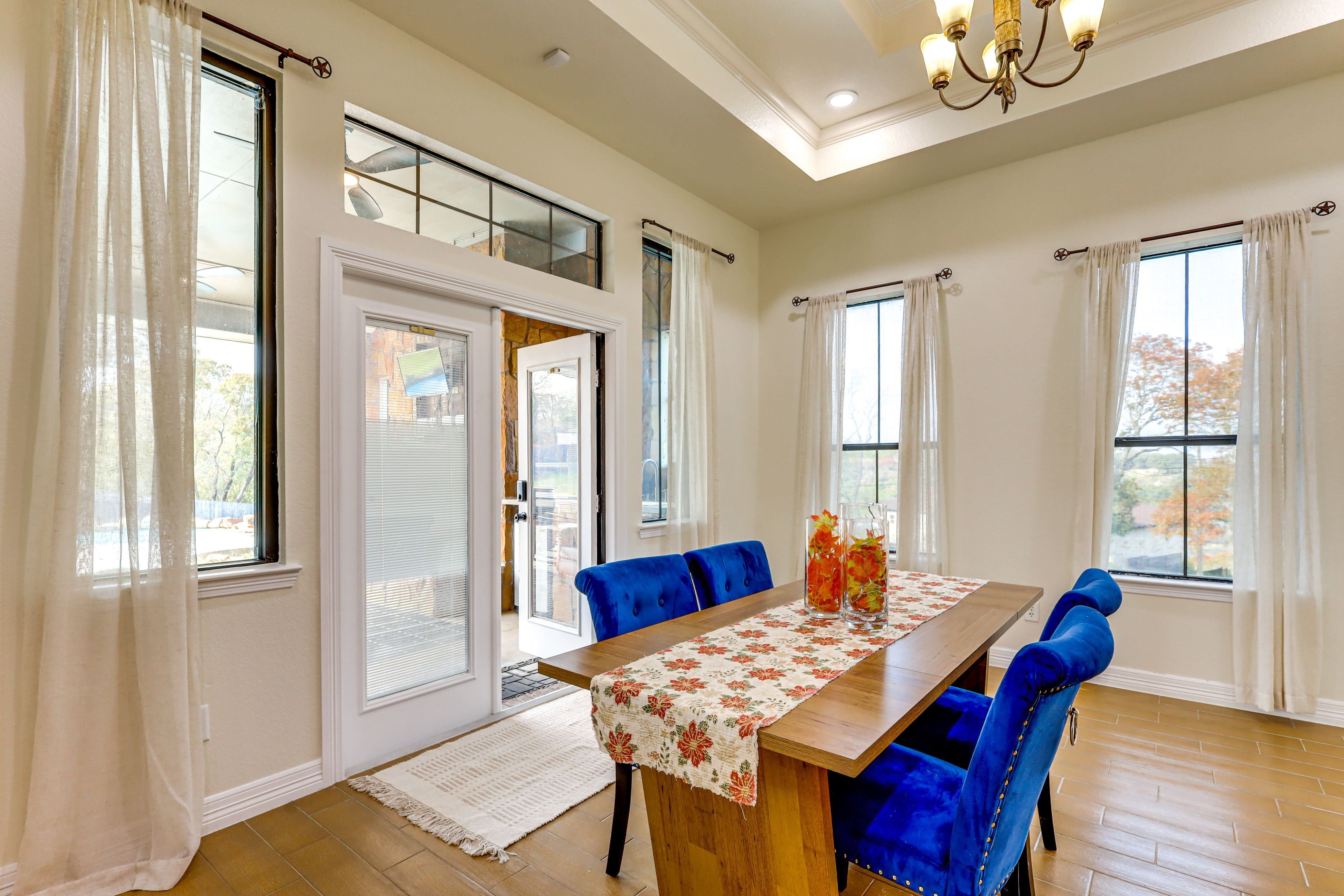 Dining Table | Dishware & Flatware