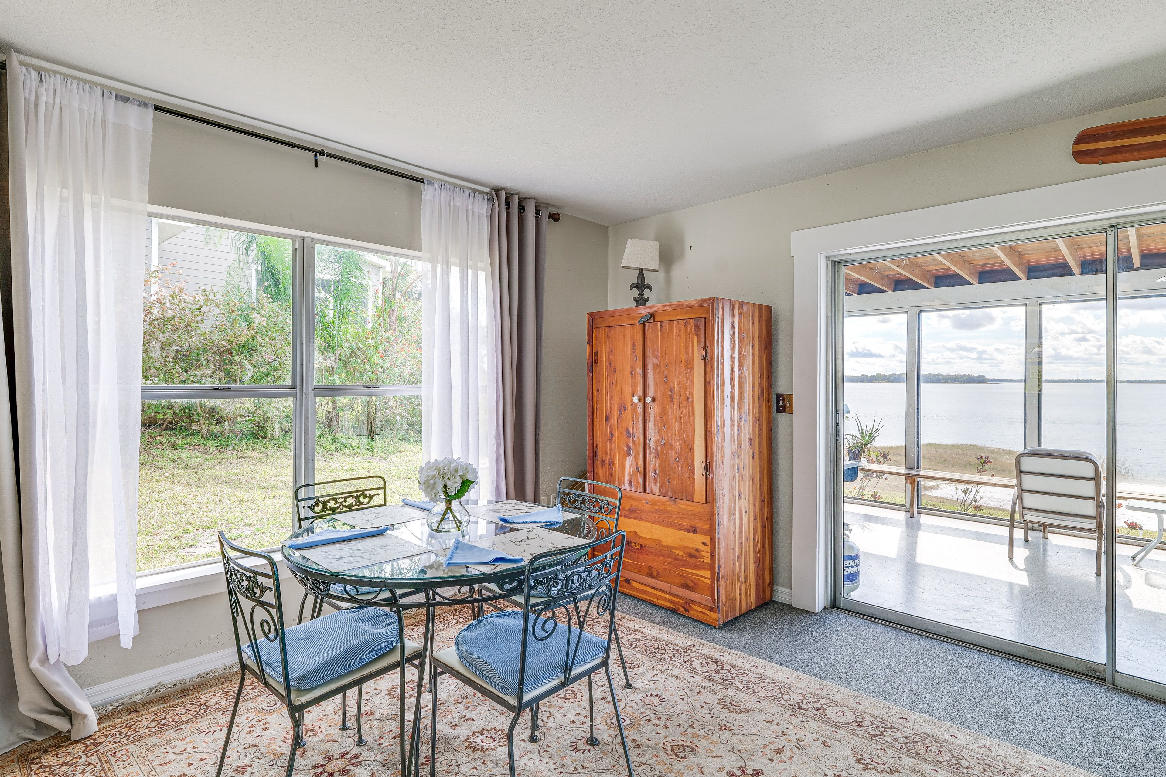 Dining Area | Dishes & Flatware Provided