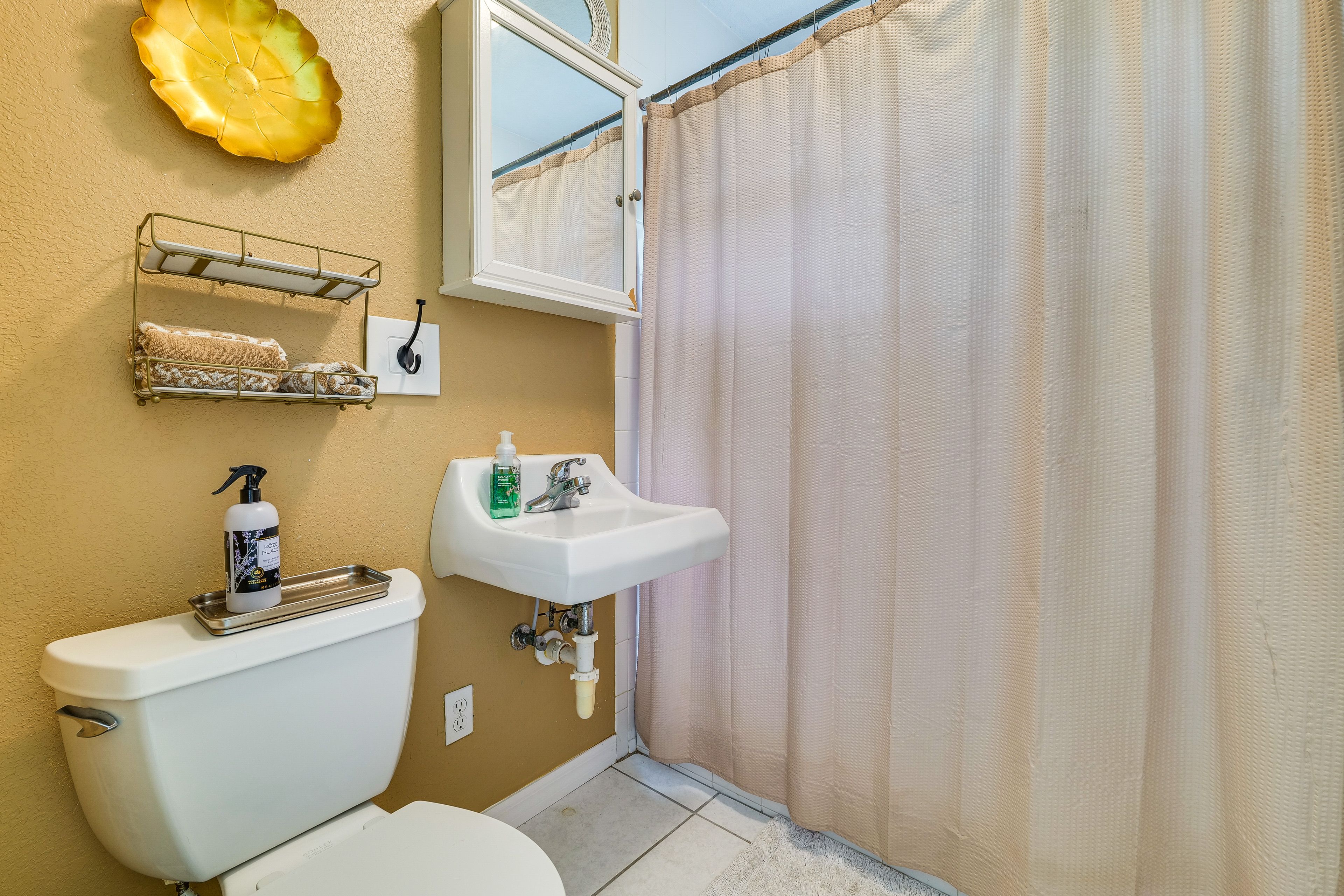 Full Bathroom | Towels & Linens Provided