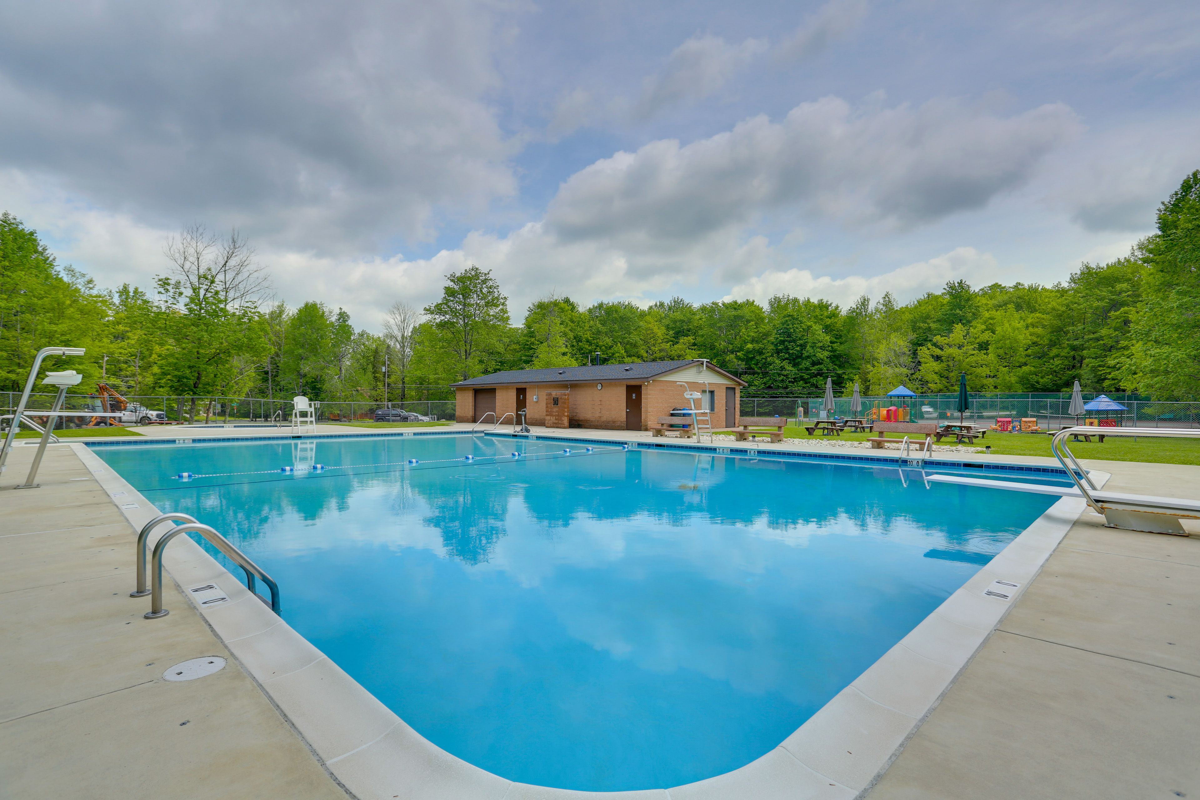 Arrowhead Lake Amenities (Addt'l Fees Required) | Pool Area