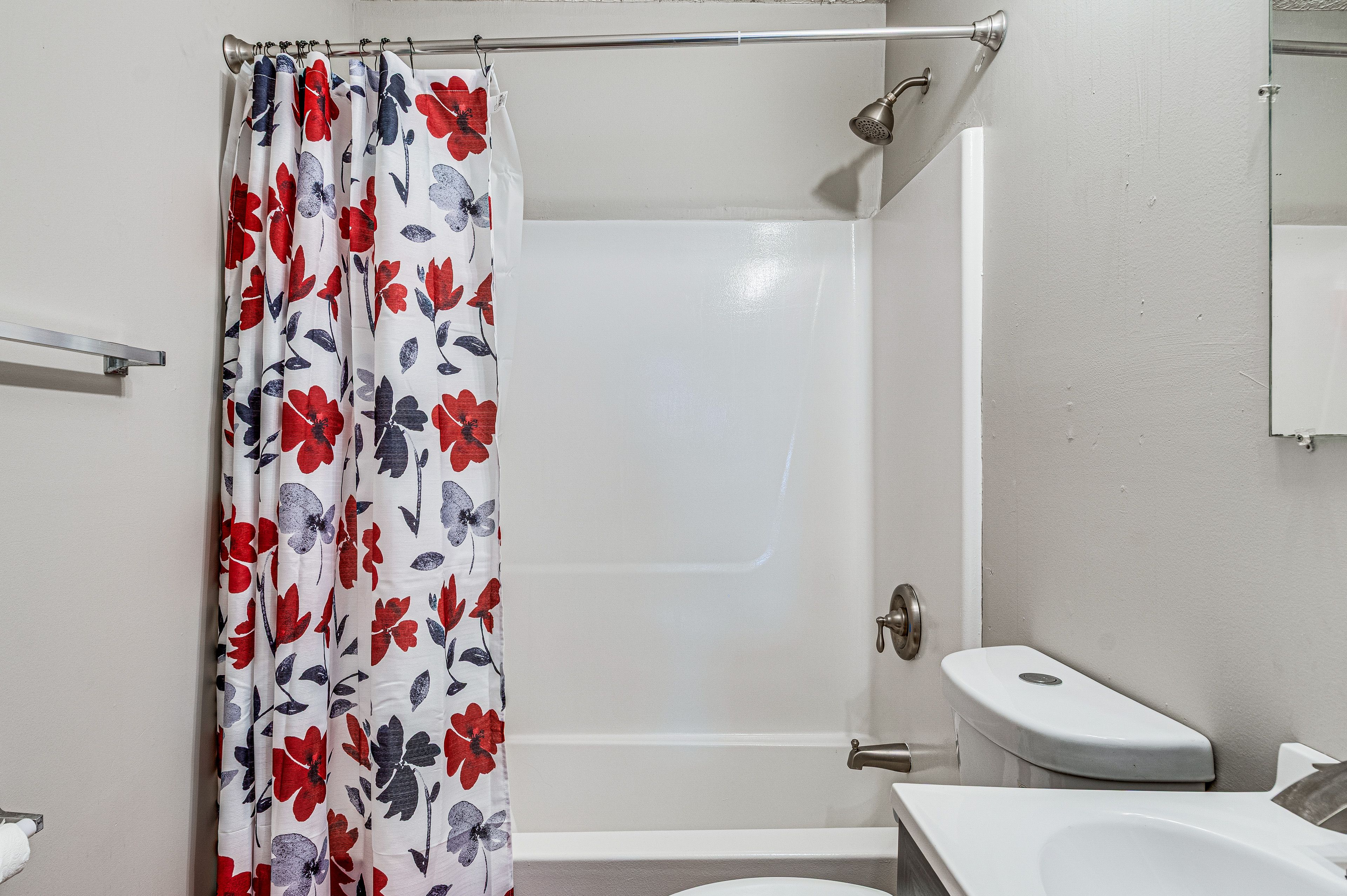 Full Bathroom | Towels Provided | Complimentary Toiletries