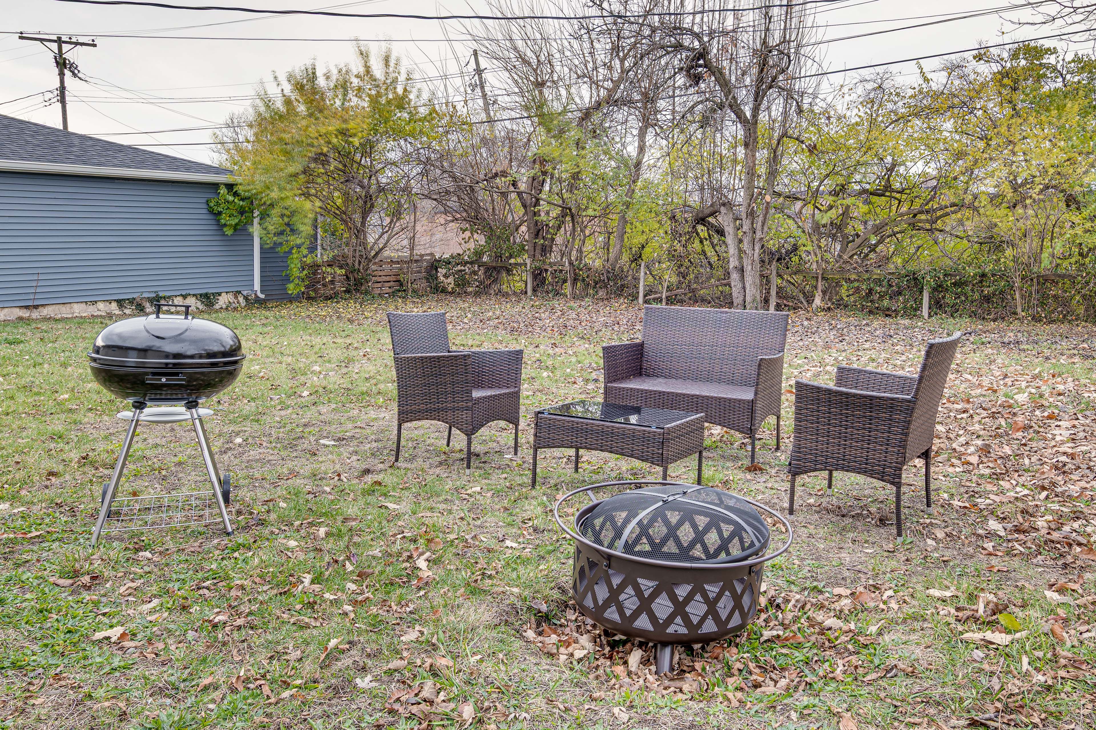 Private Yard | Wood-Burning Fire Pit | Charcoal Grill