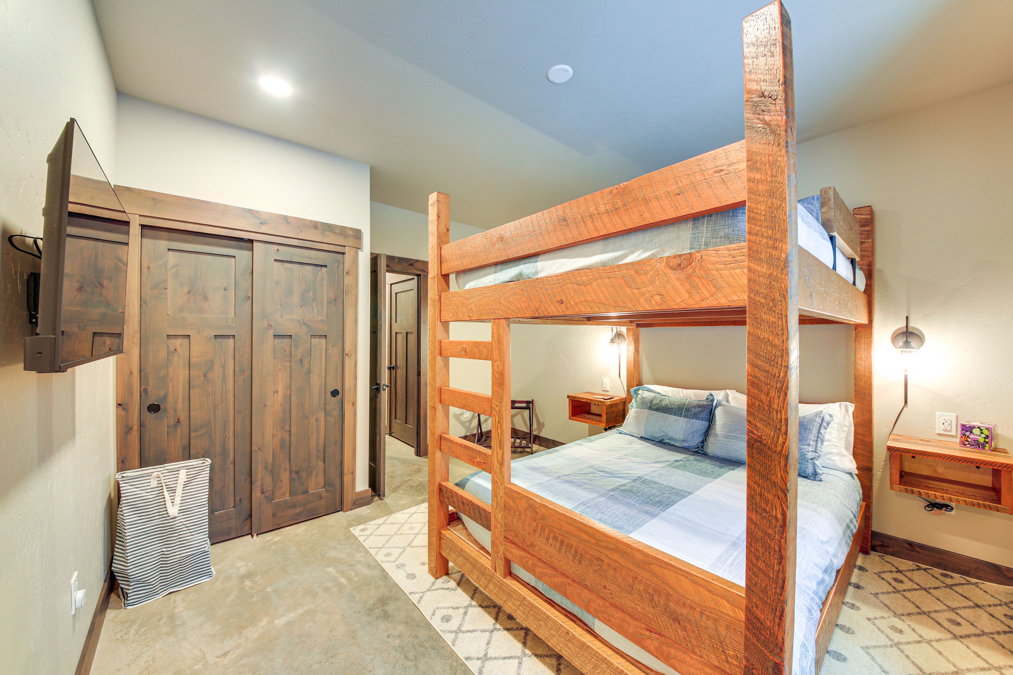 Bedroom 3 | Queen Bunk Bed | Smart TV | 1st Floor