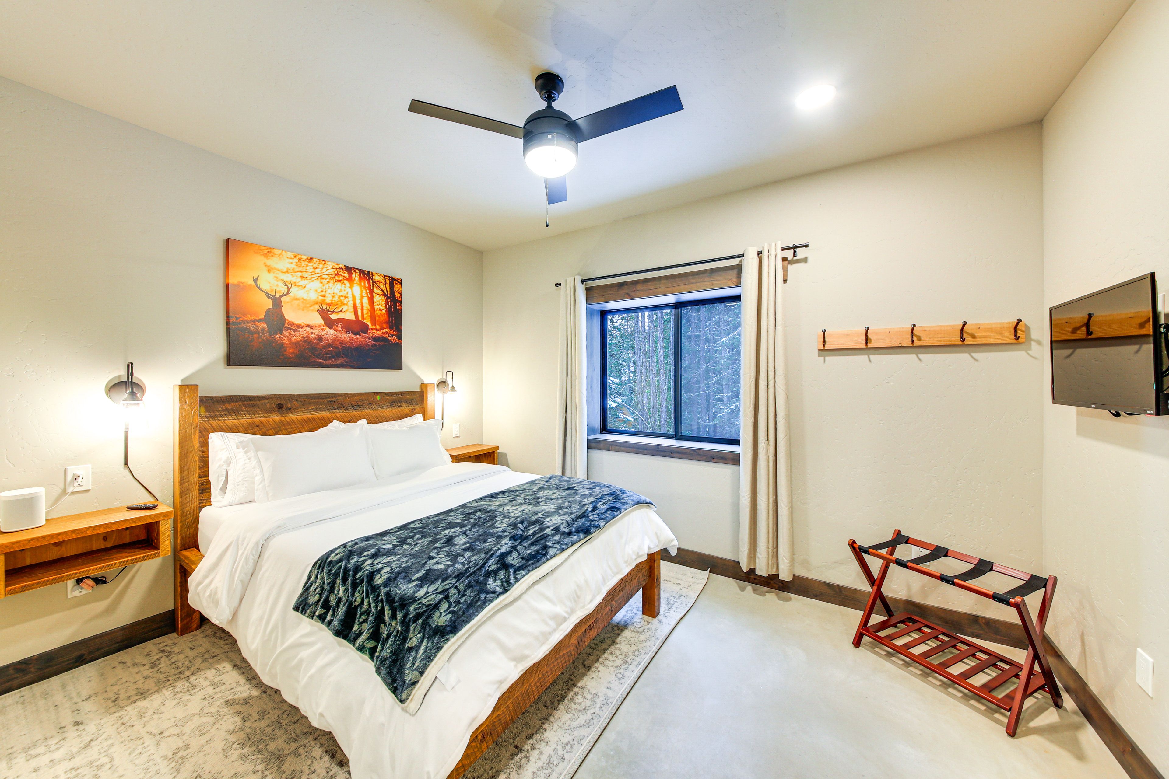 Bedroom 1 | Queen Bed | Smart TV | 2nd Floor