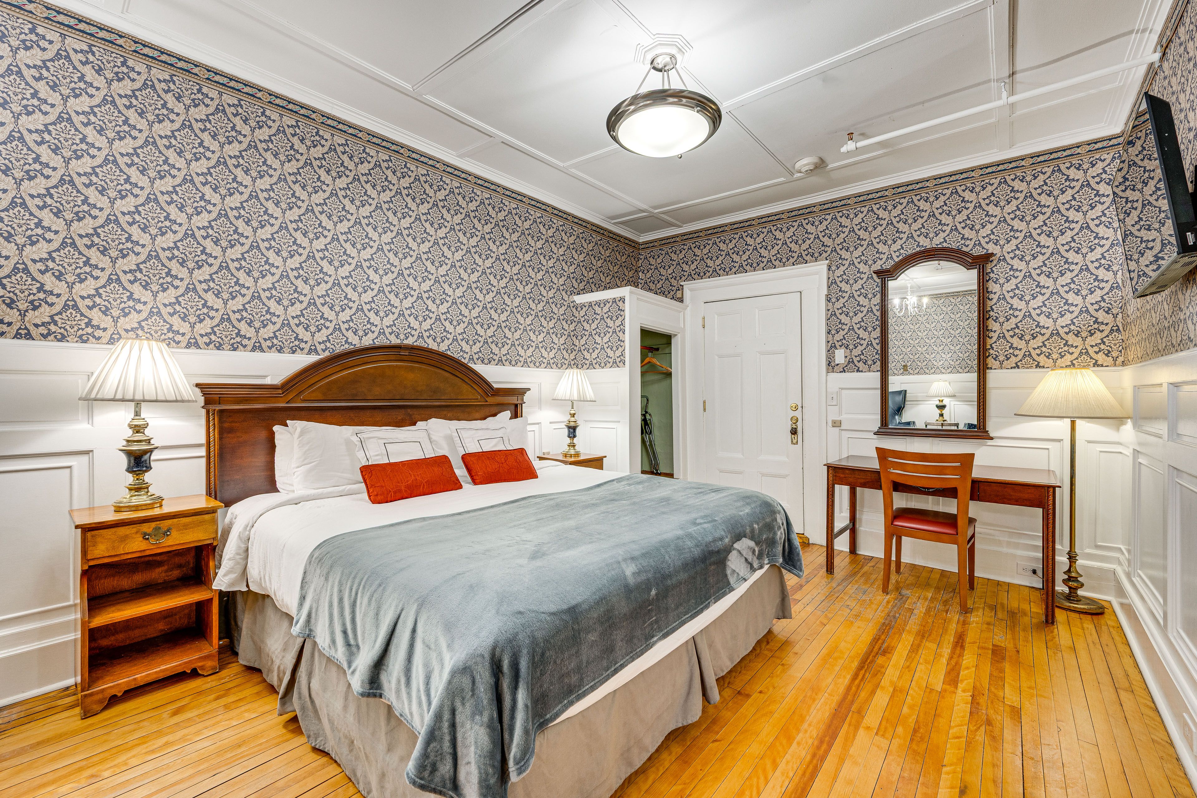 Bedroom 1 | King Bed