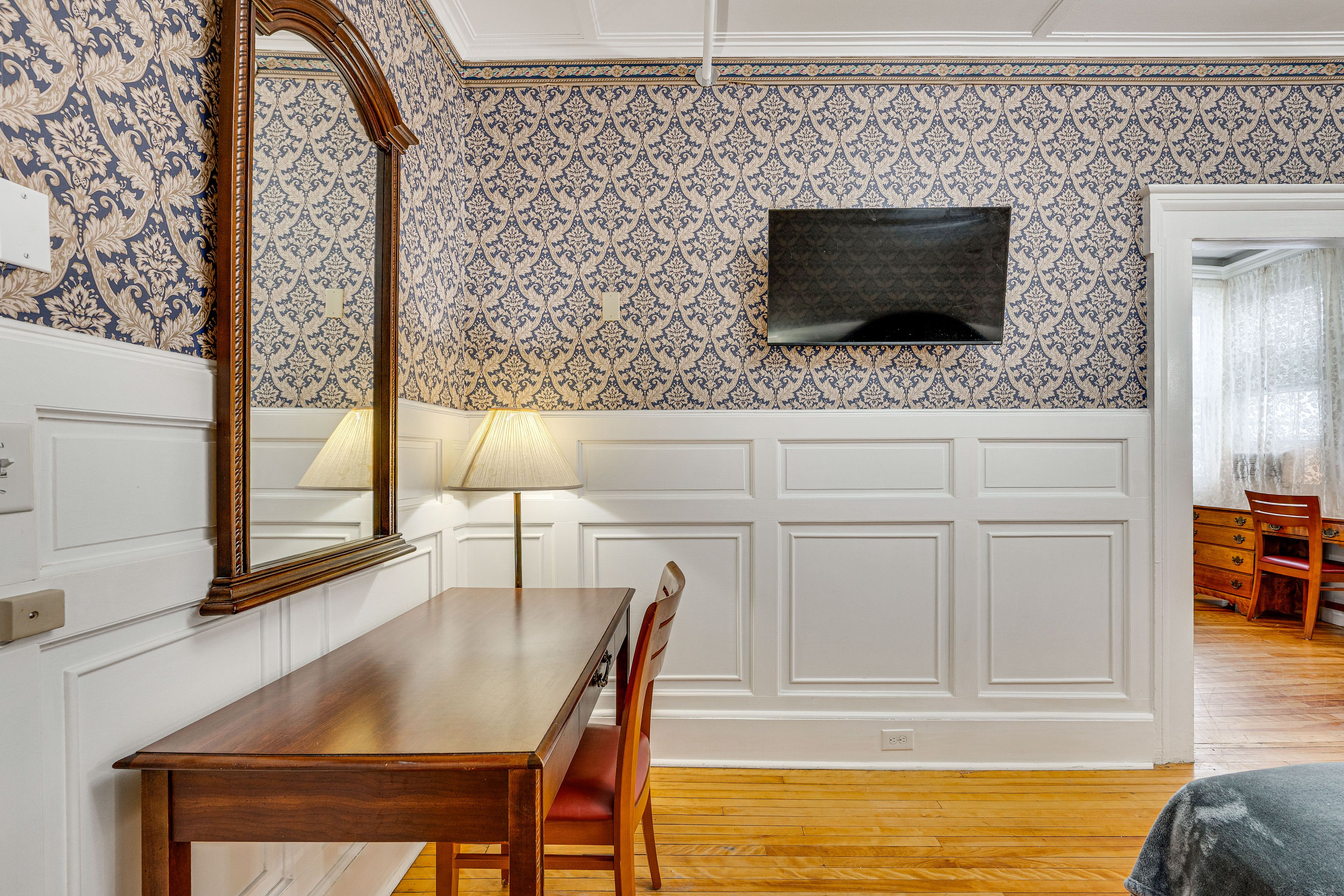 Desk | Free WiFi | Smart TV