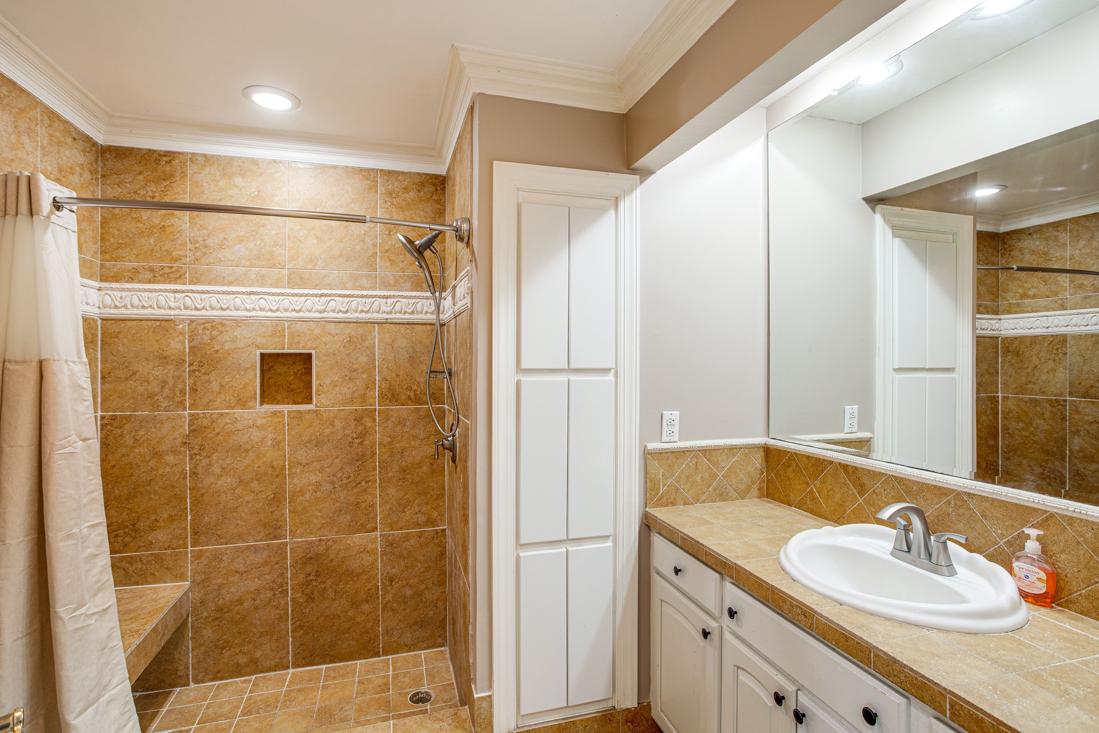 Full Bathroom | Complimentary Toiletries | Towels Provided