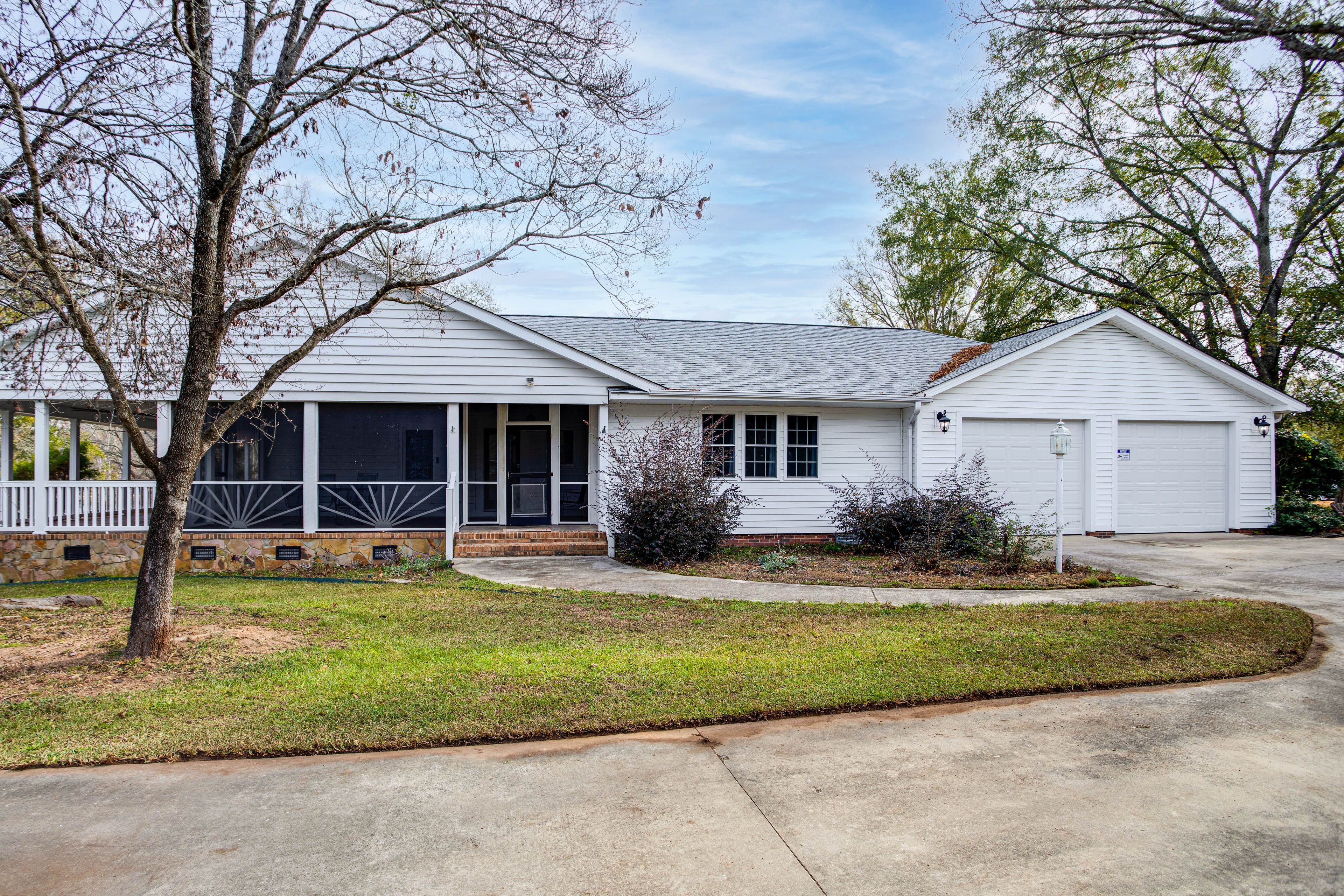 Exterior | Parking | Driveway (6 Vehicles)