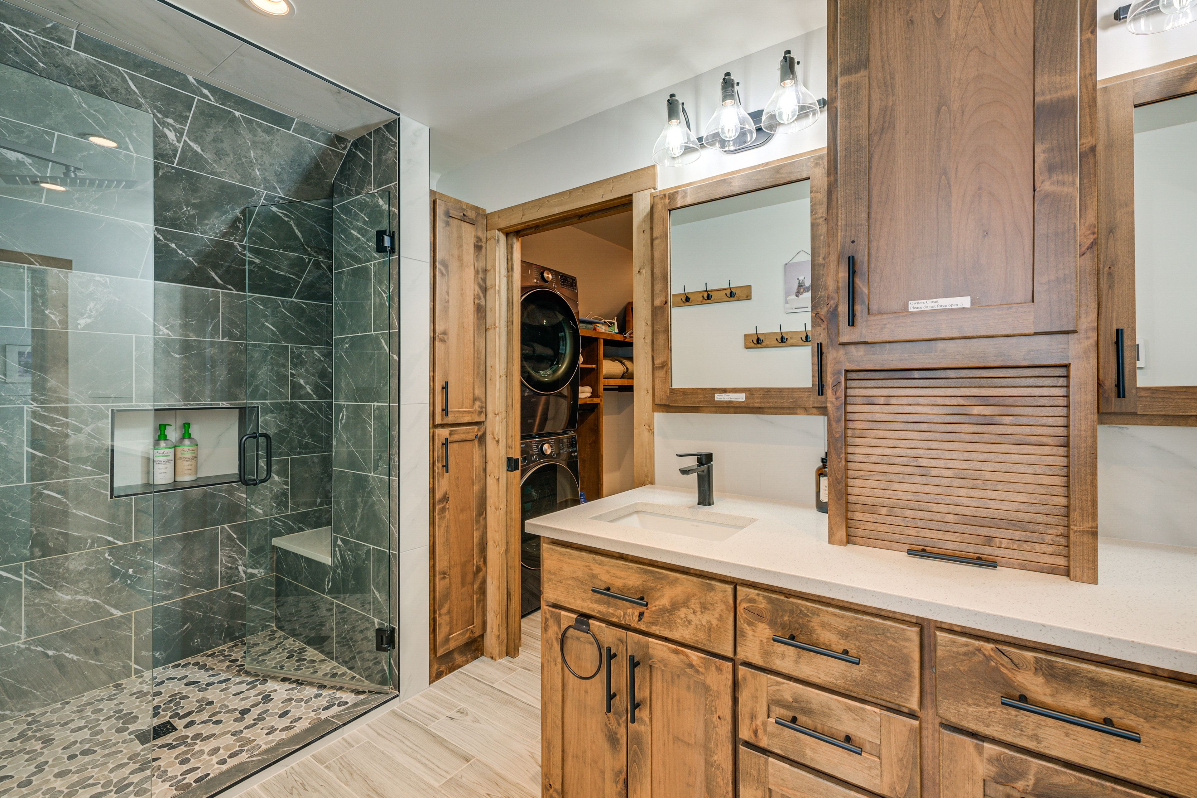 Full Bathroom | Washer & Dryer | 2nd Floor