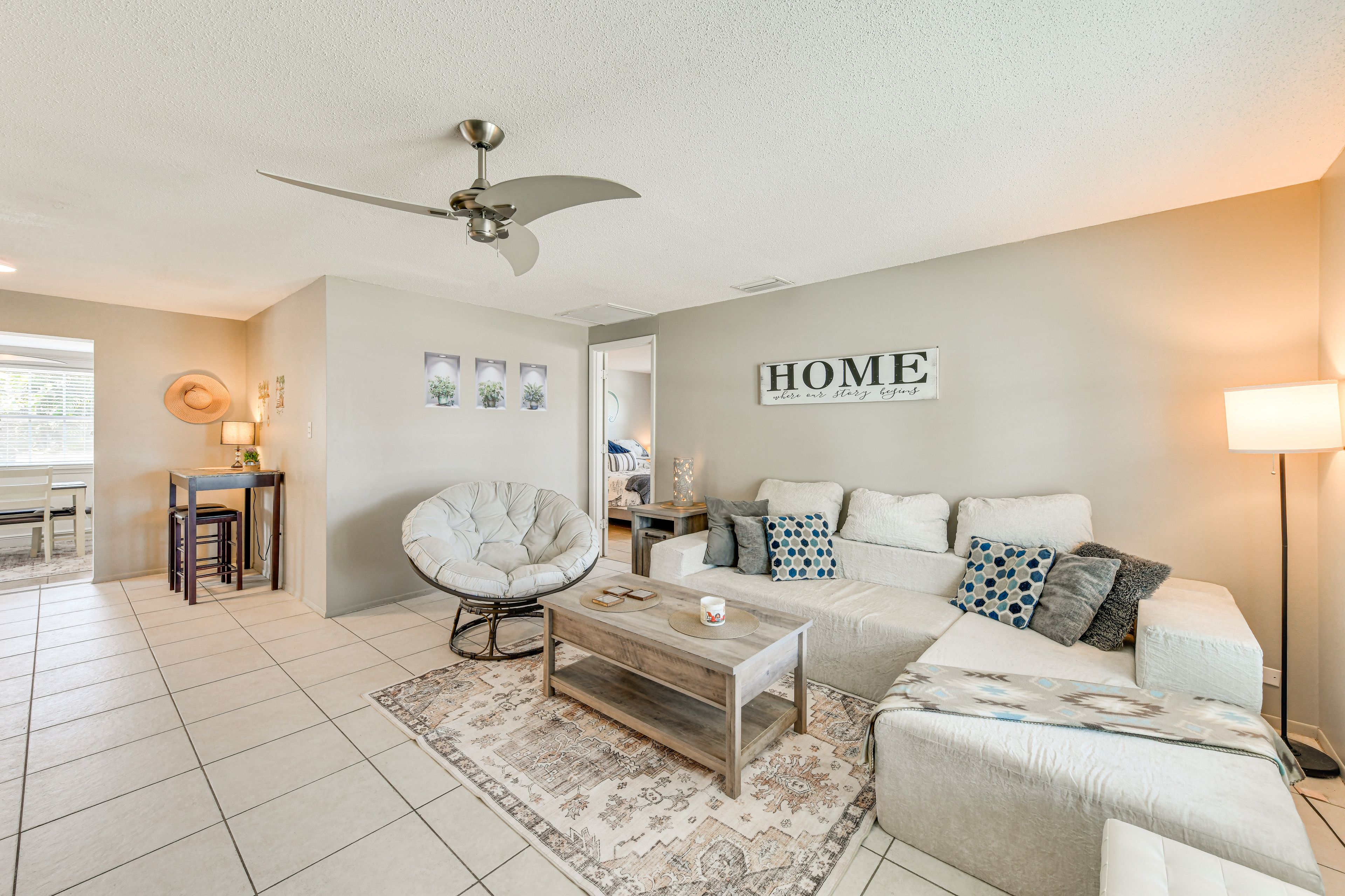 Living Room | Central A/C & Heating | Free WiFi