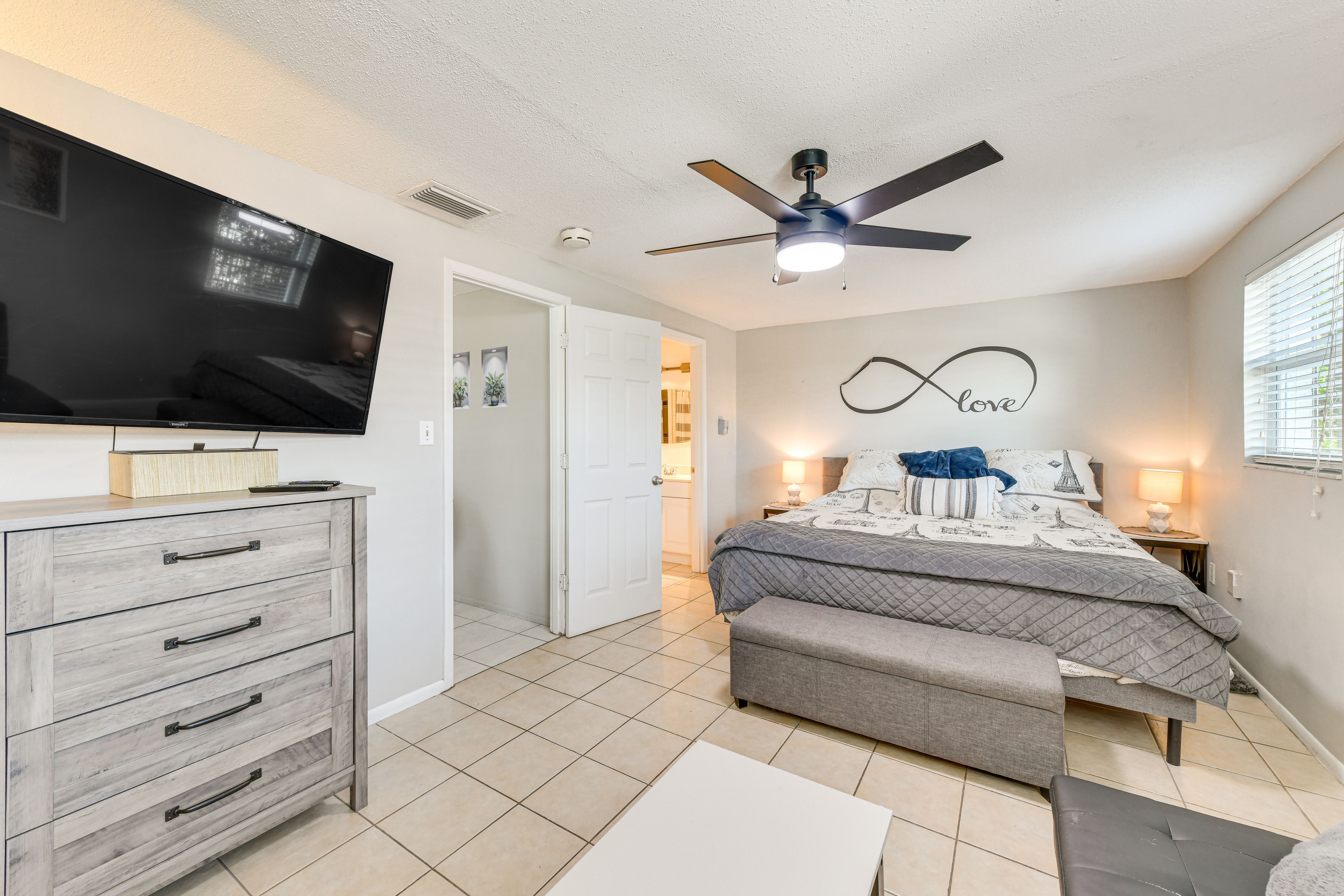 Bedroom 1 | King Bed | En-Suite Bathroom