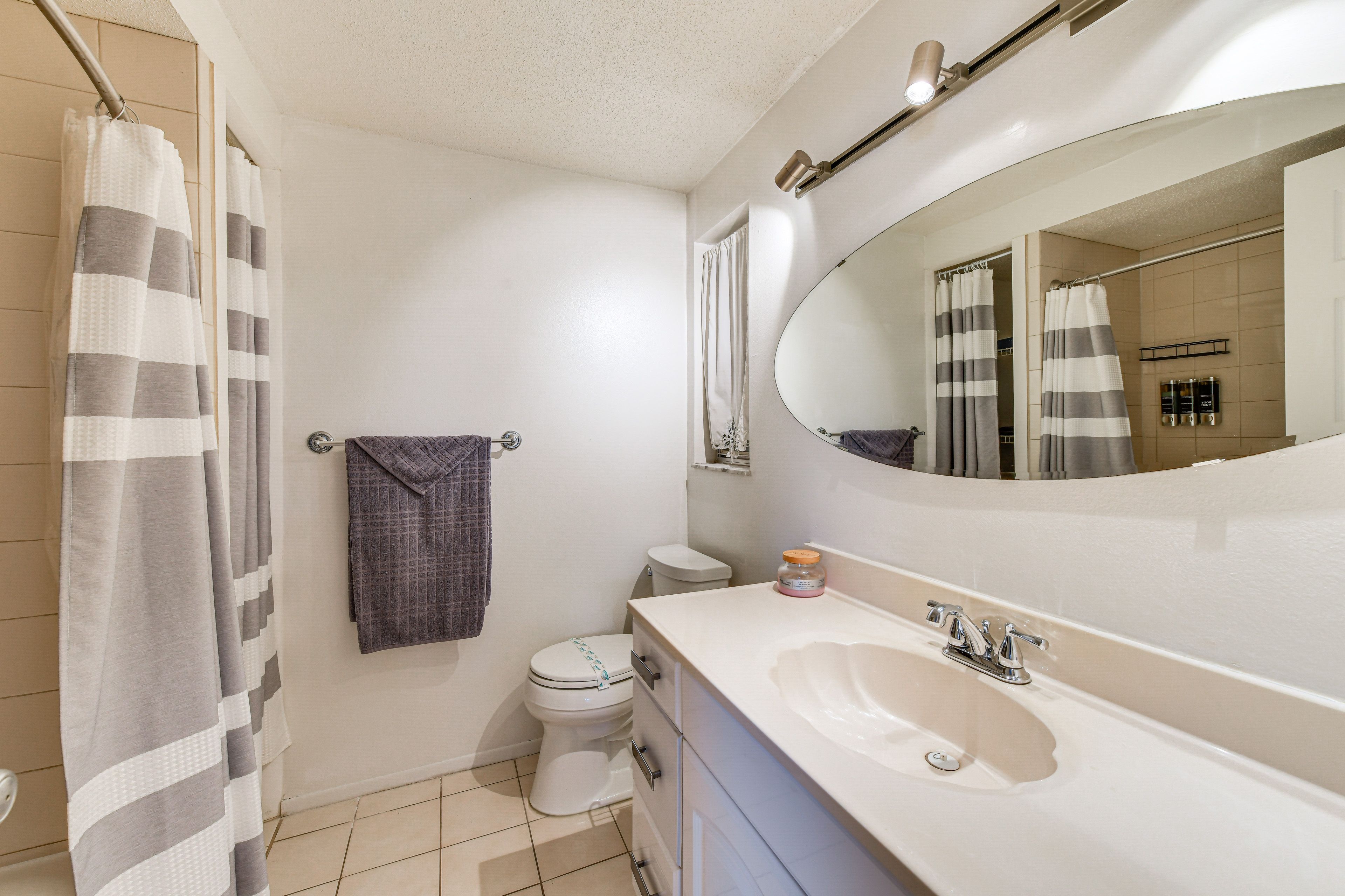 Full Bathroom | Towels Provided
