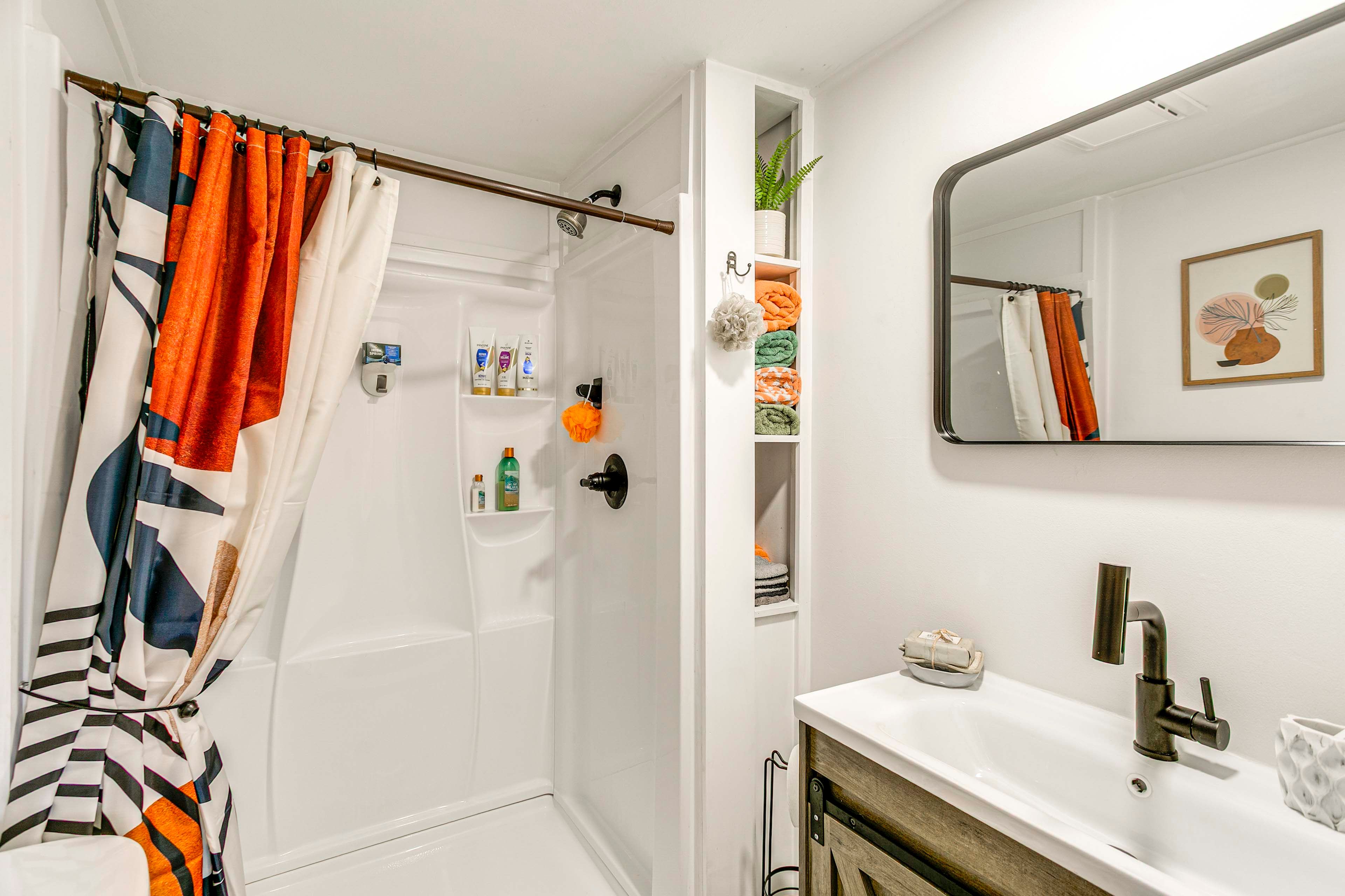 Full Bathroom | Complimentary Toiletries | Towels Provided