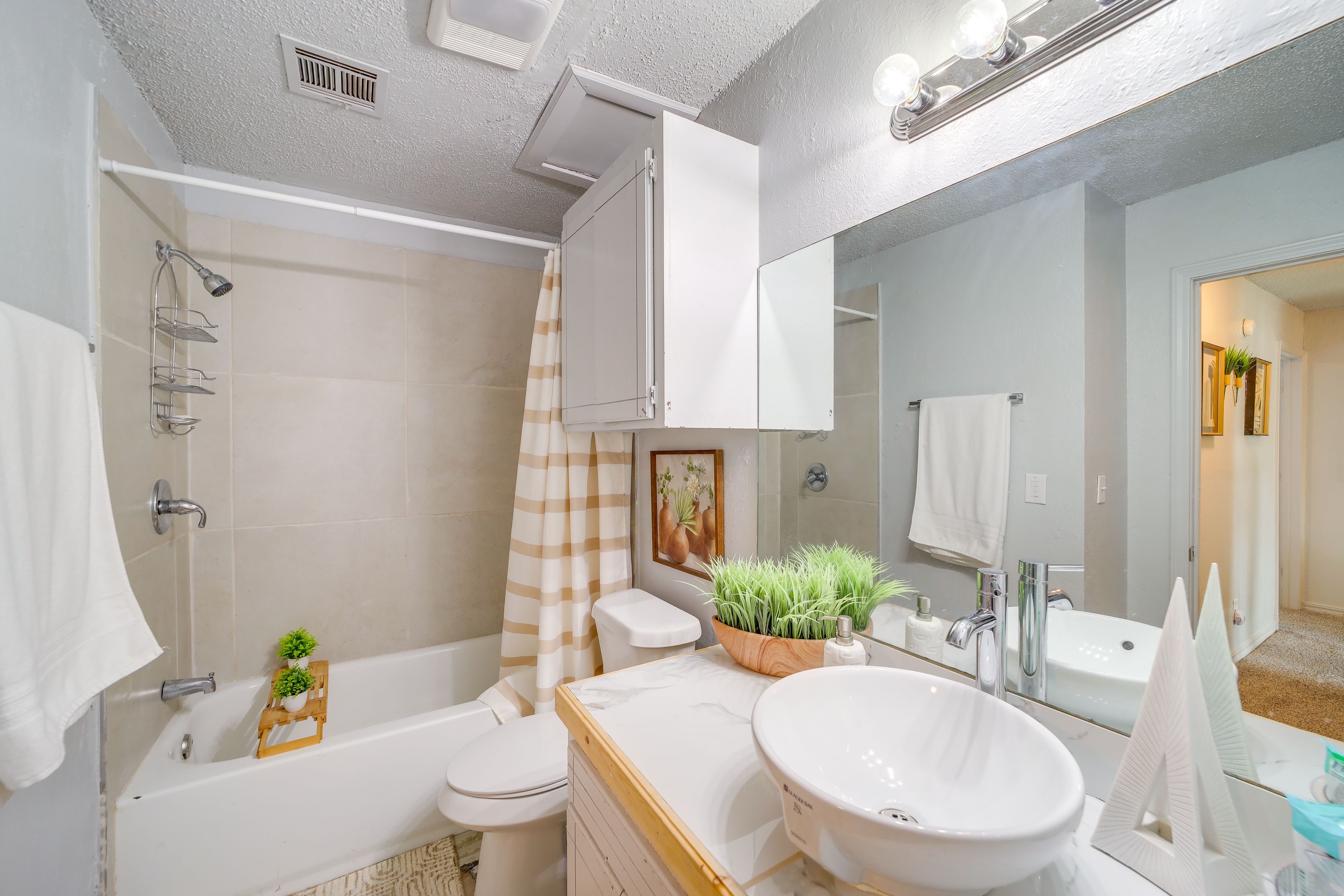 Full Bathroom | 2nd Floor