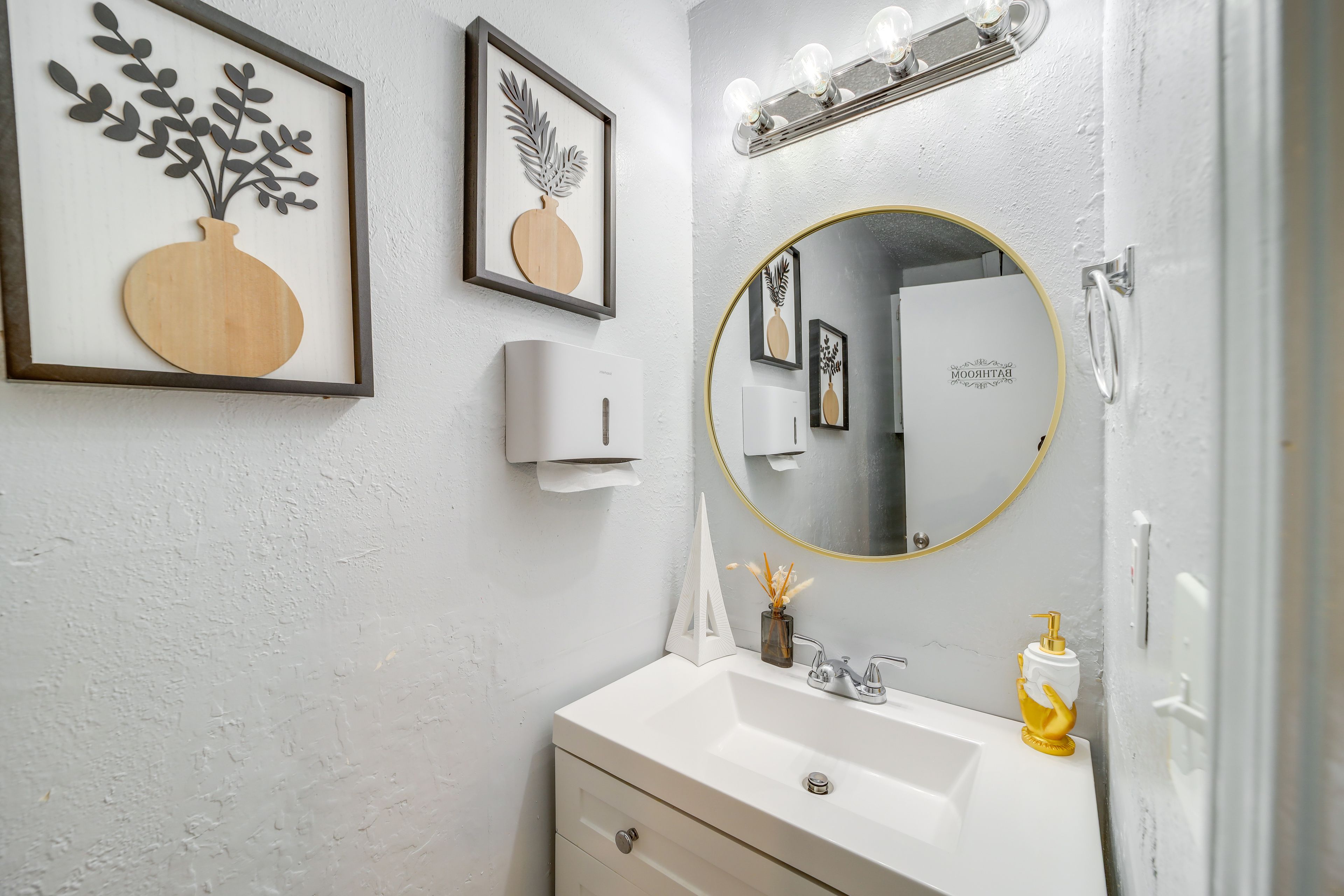 Half Bathroom | 1st Floor | Complimentary Toiletries | Towels Provided