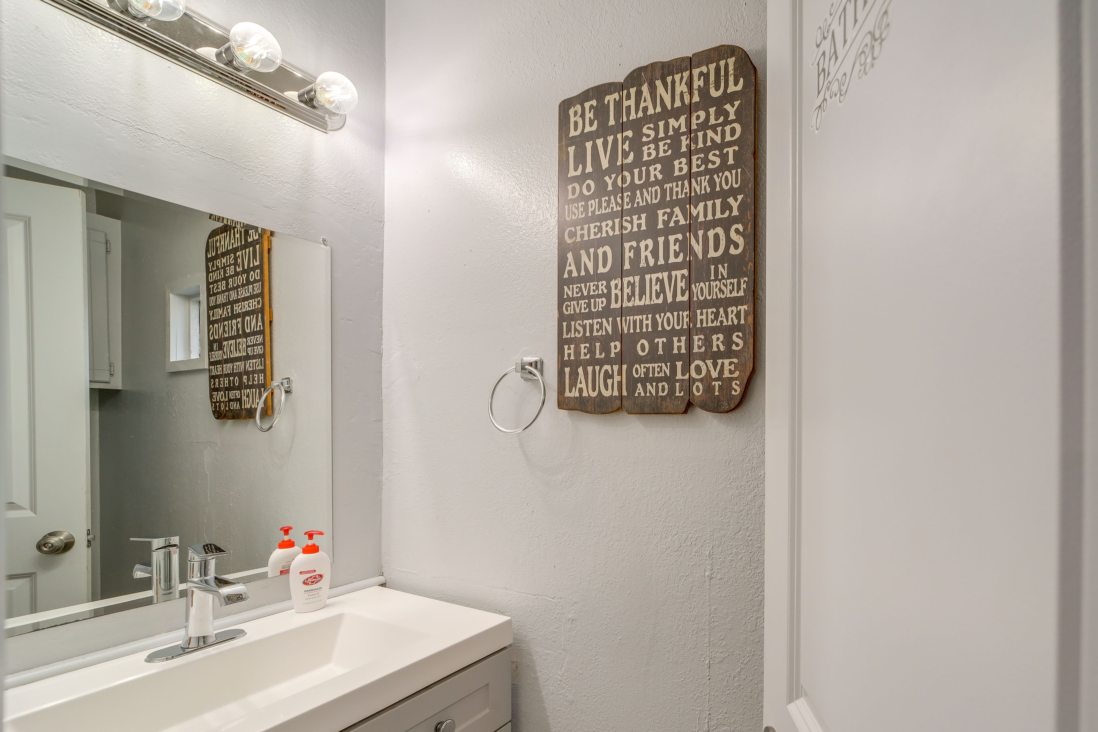 Half Bathroom | 1st Floor | Complimentary Toiletries | Towels Provided