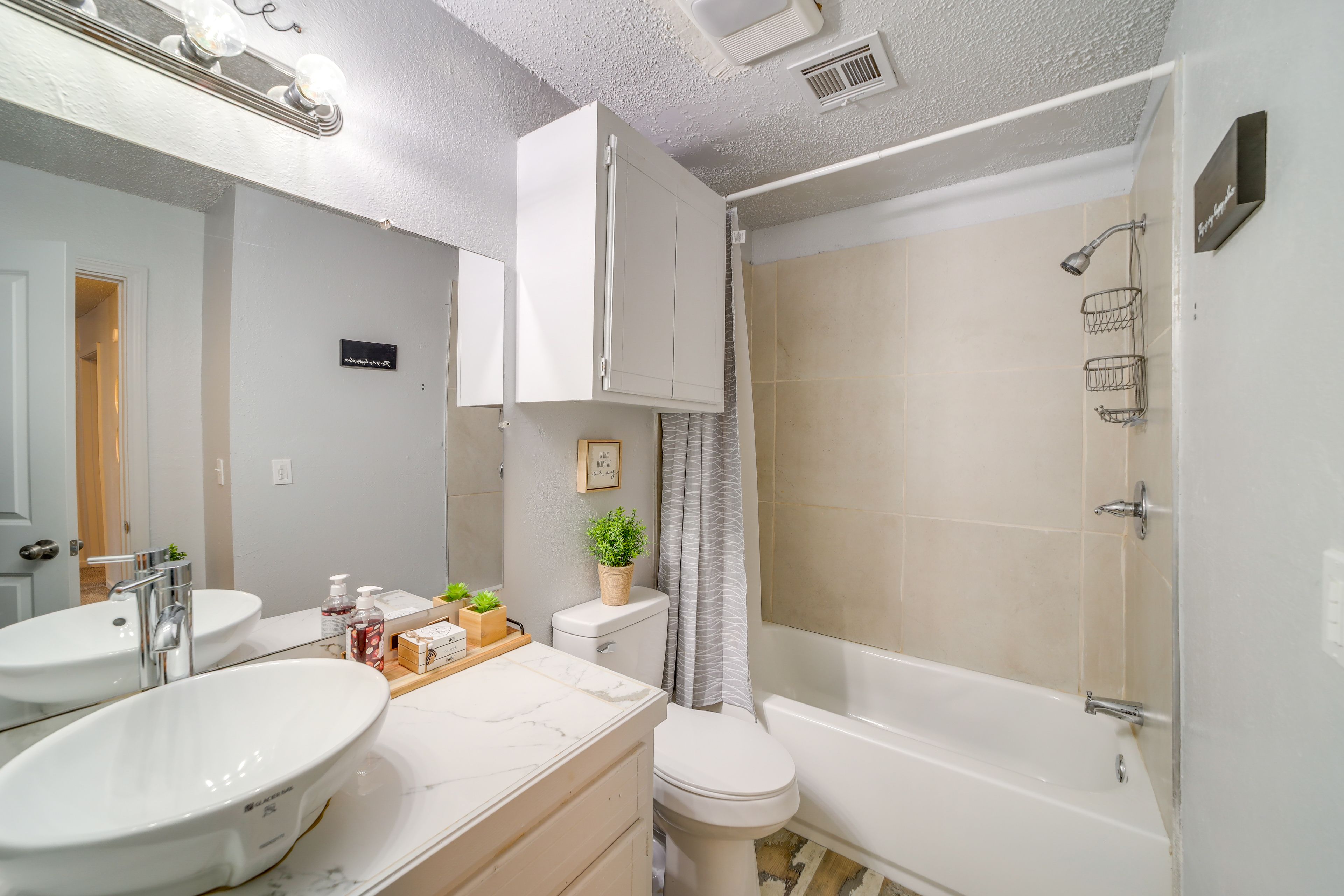 Full Bathroom | 2nd Floor