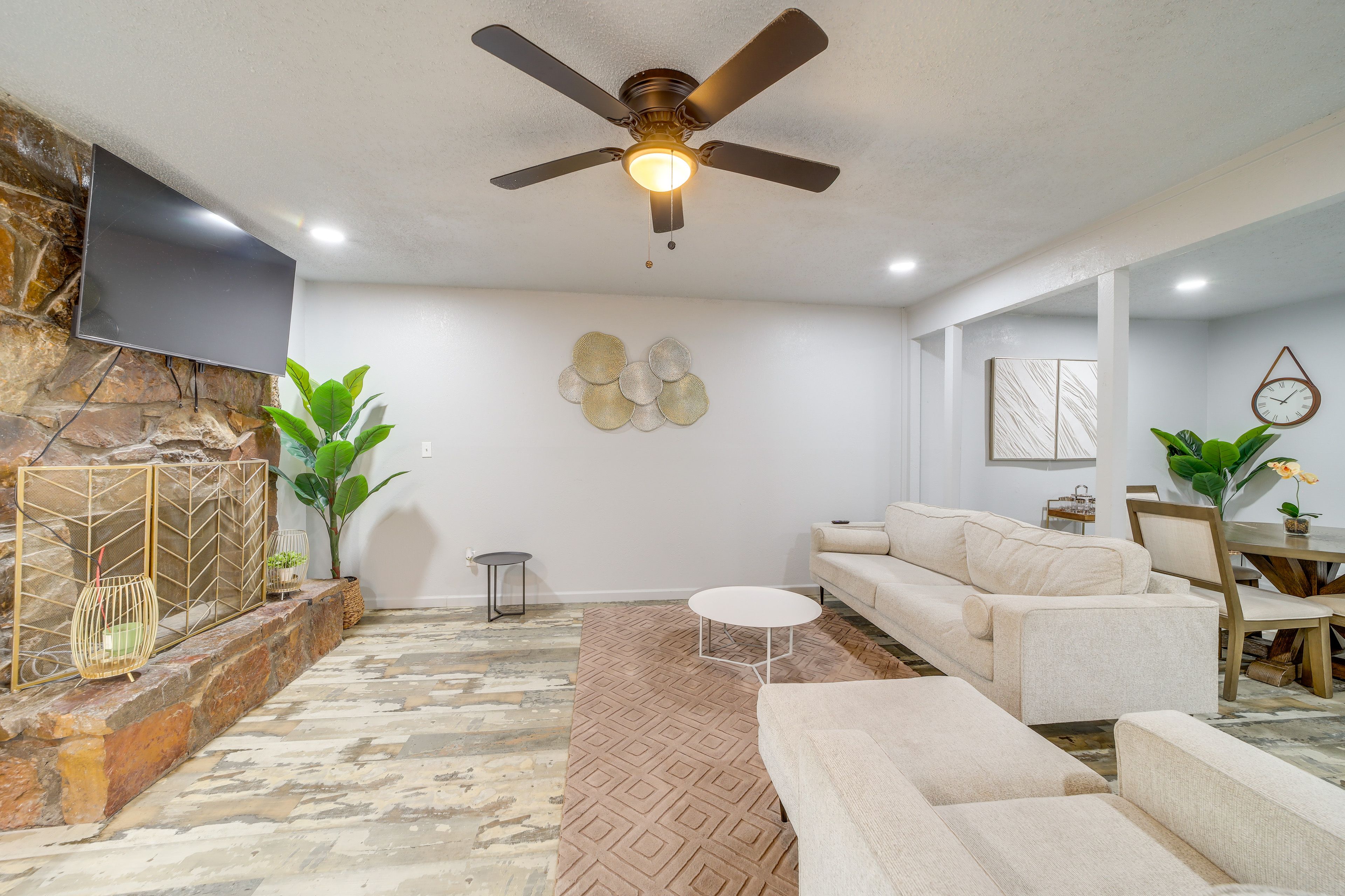 Living Room | 1st Floor | Flat-Screen TV | Central Heating & A/C | Free WiFi