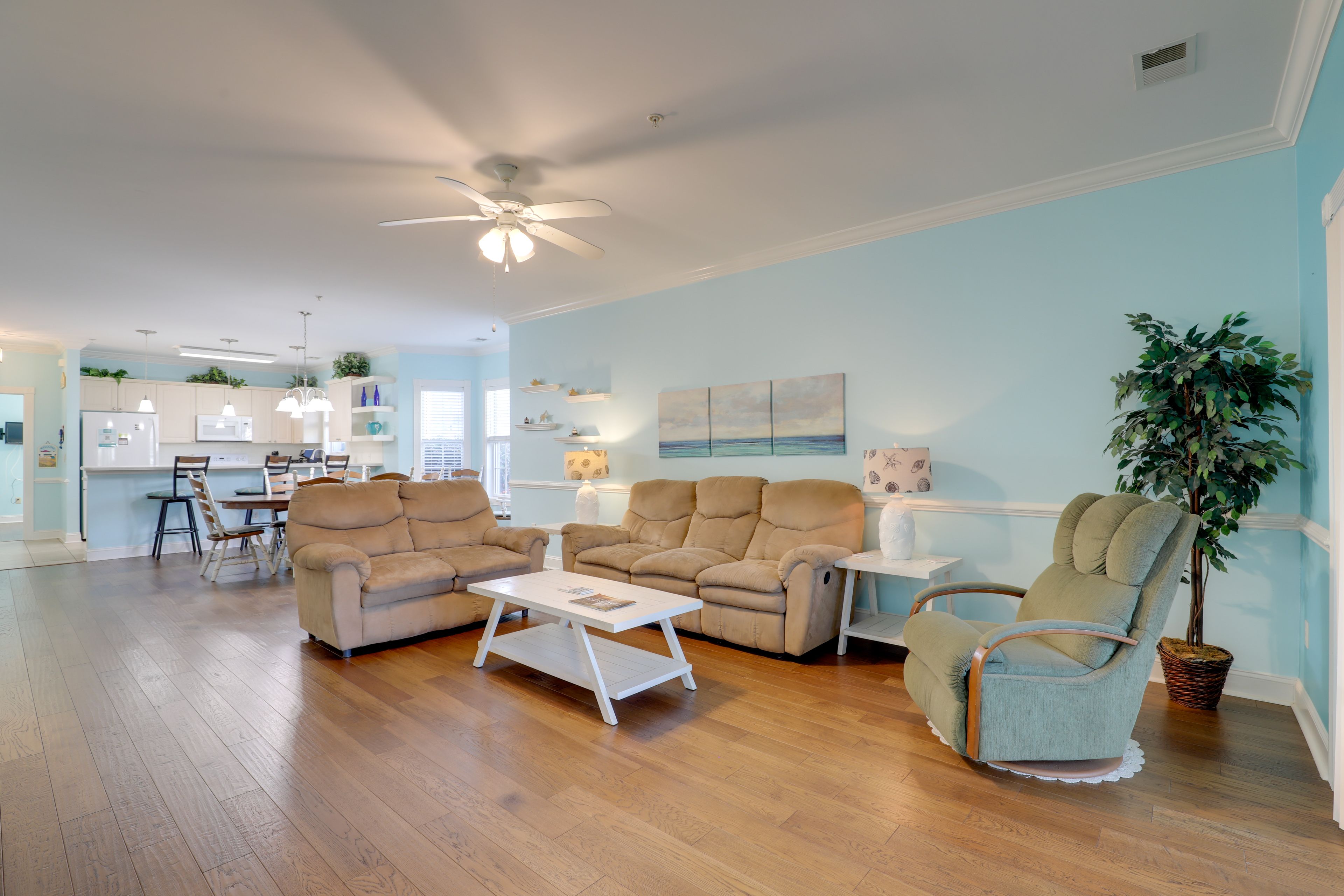 Living Room | Smart TV | Free WiFi | Central Air Conditioning/Heat