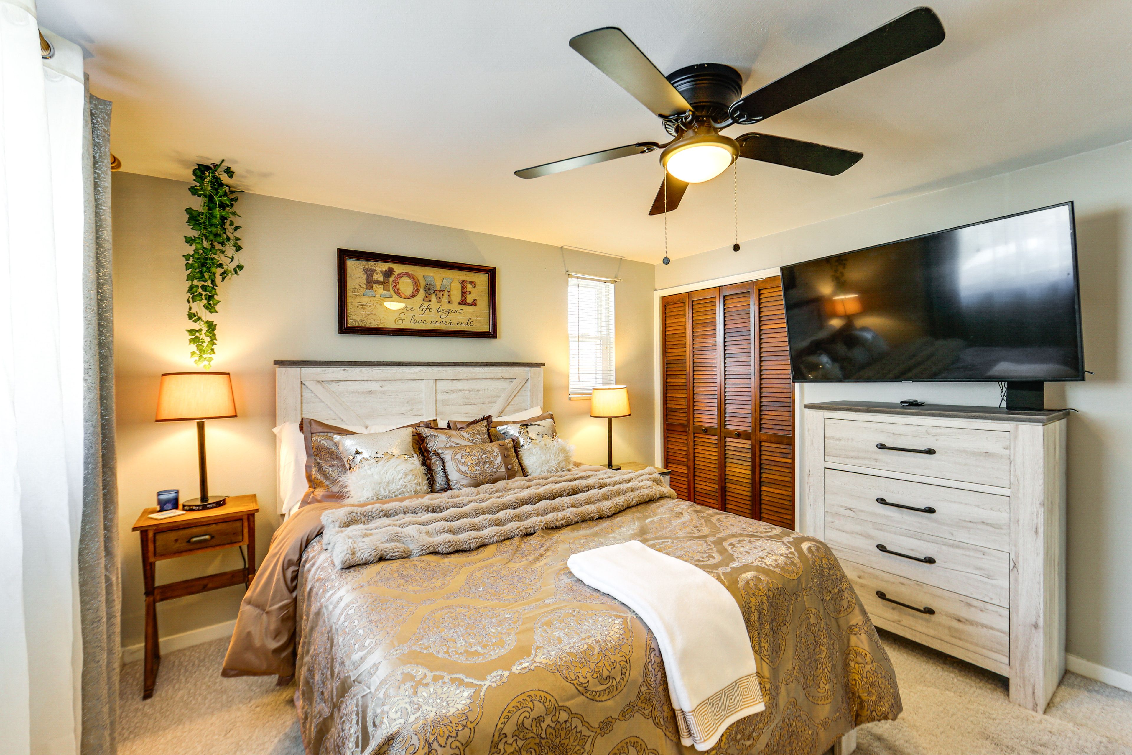 Bedroom 1 | Queen Bed | Main Level