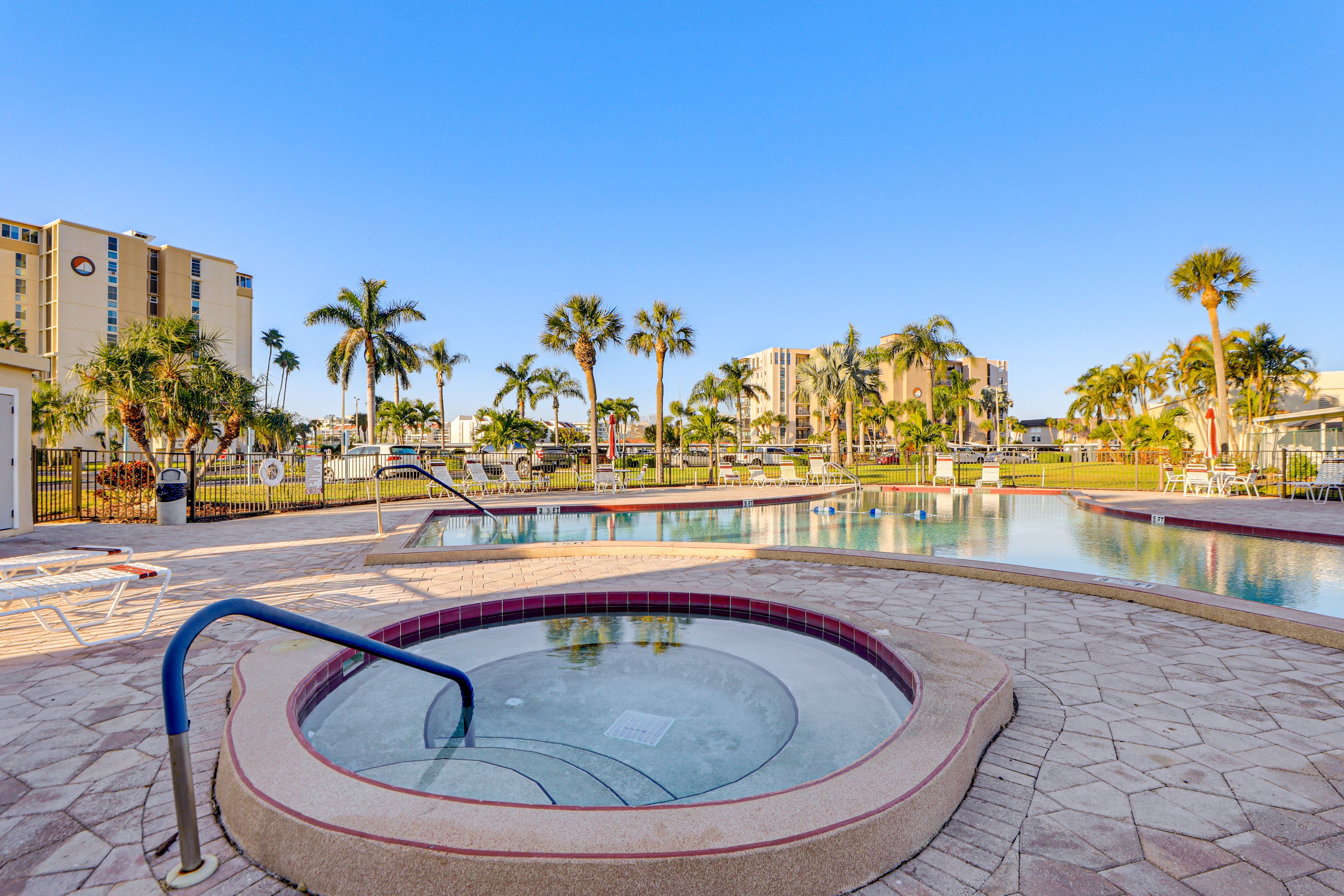 Community Hot Tub & Pool | Bay Island