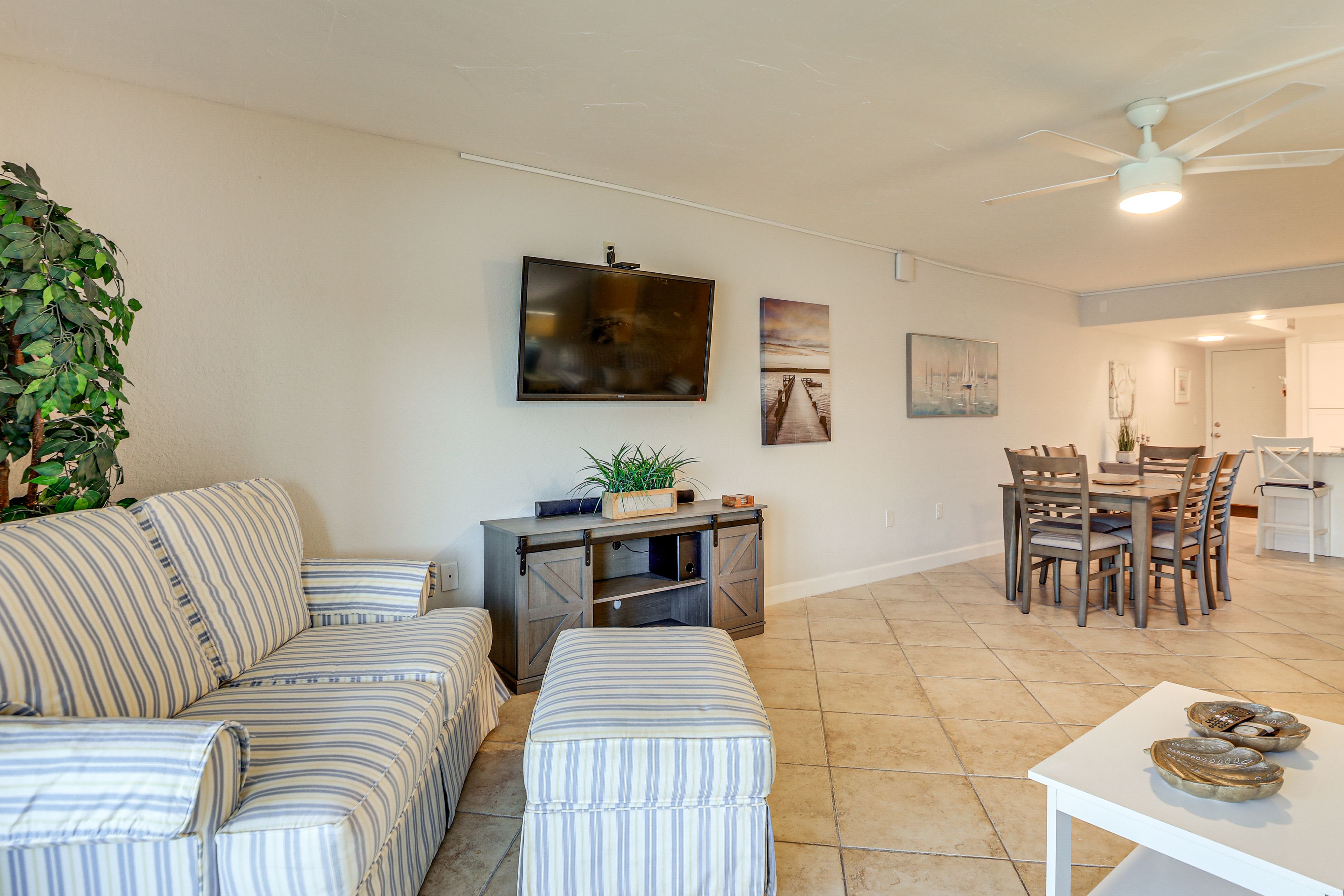 Living Room | Smart TV | Central A/C | Single-Story Unit