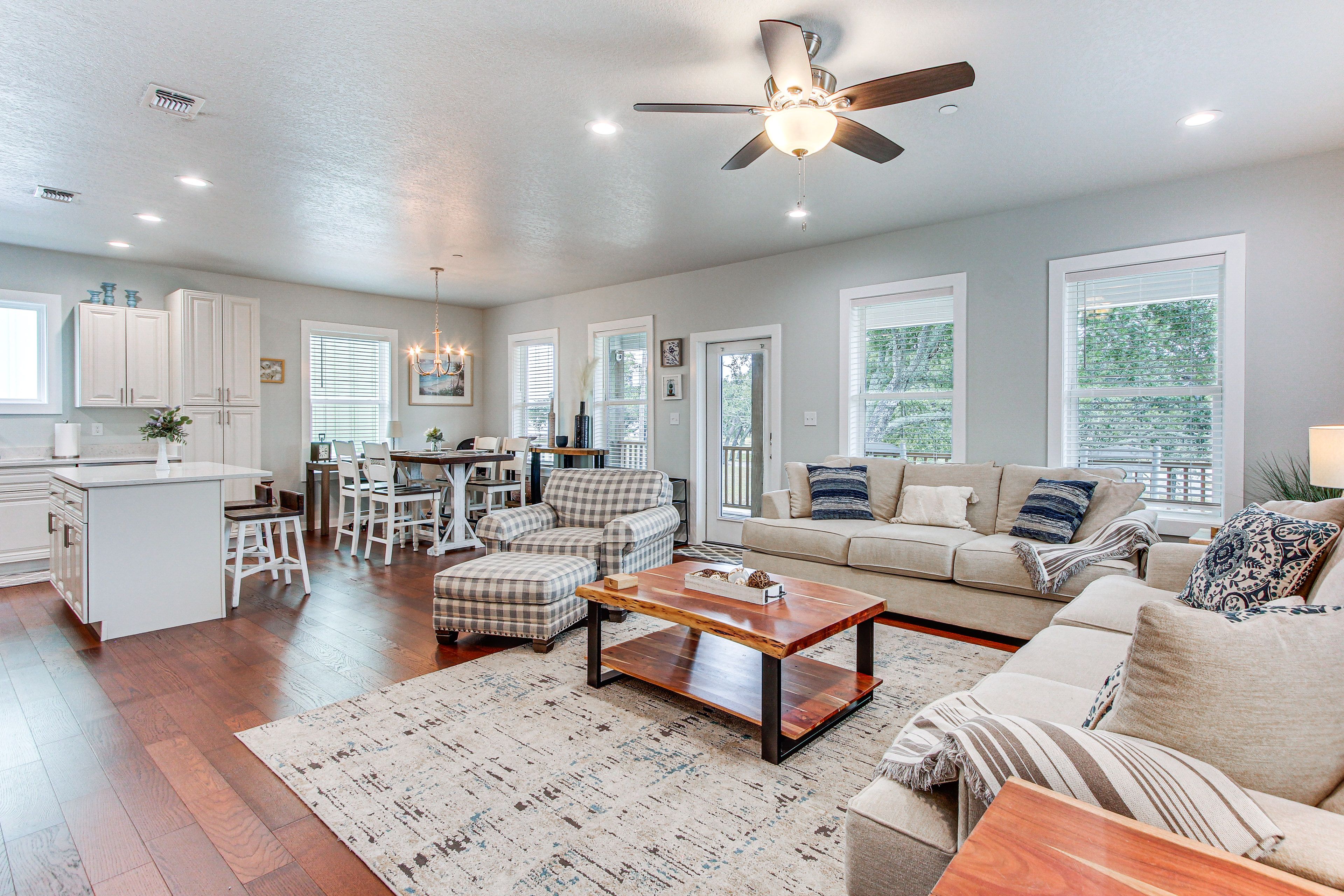 Living Room | Central A/C & Heating | Free WiFi