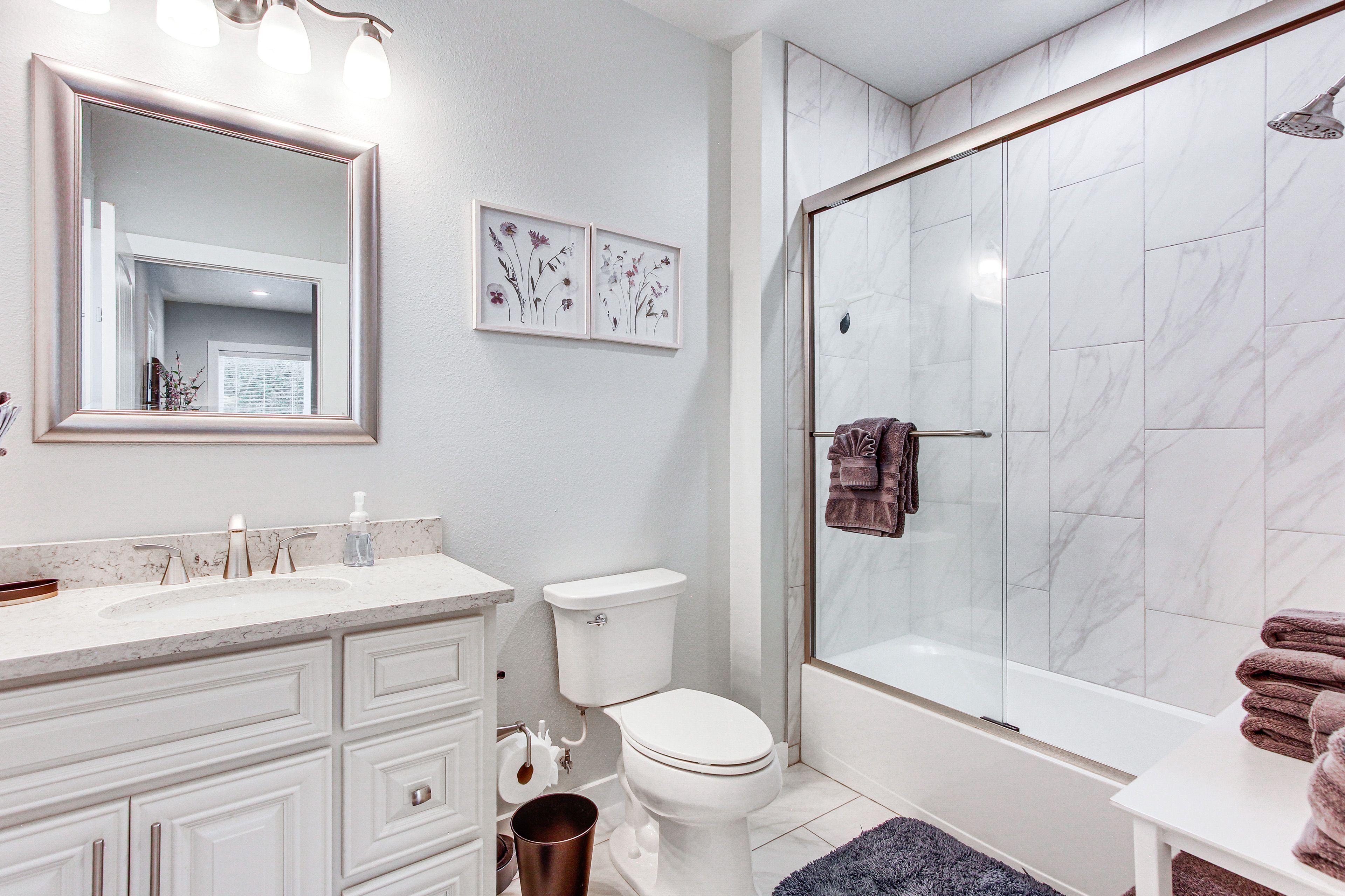 Full Bathroom | Towels Provided