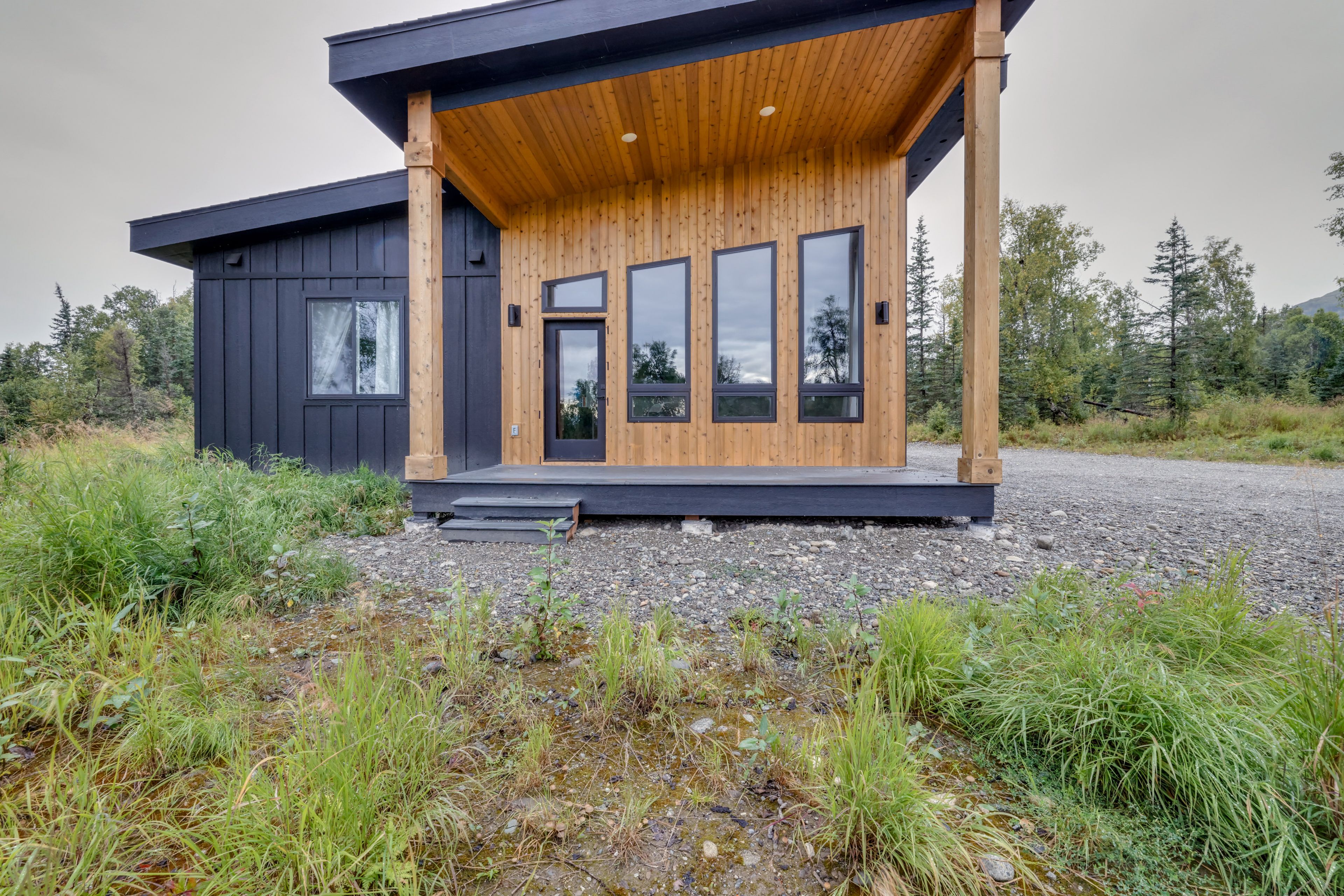 Exterior | Driveway (6 Vehicles)