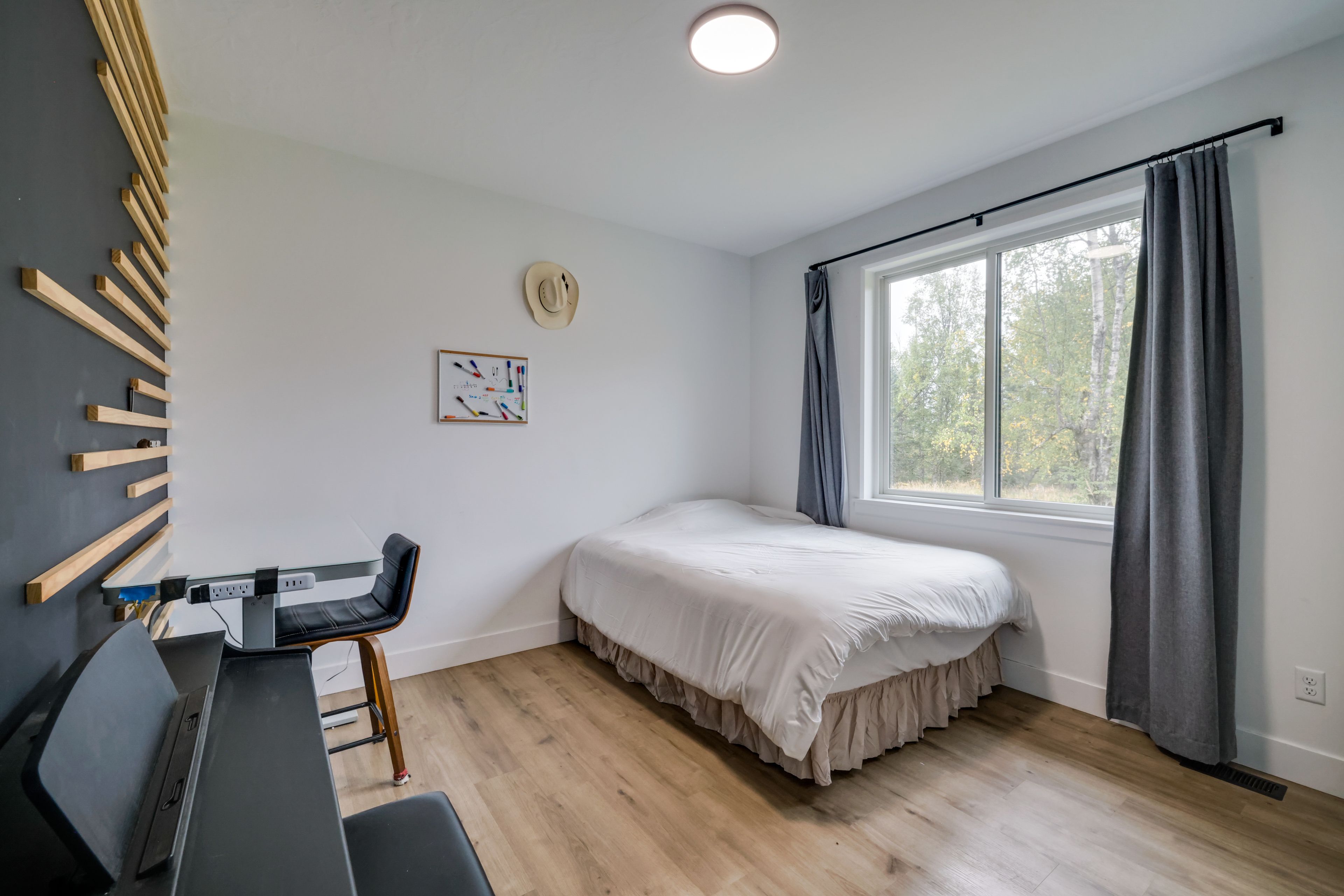 Bedroom | Queen Bed