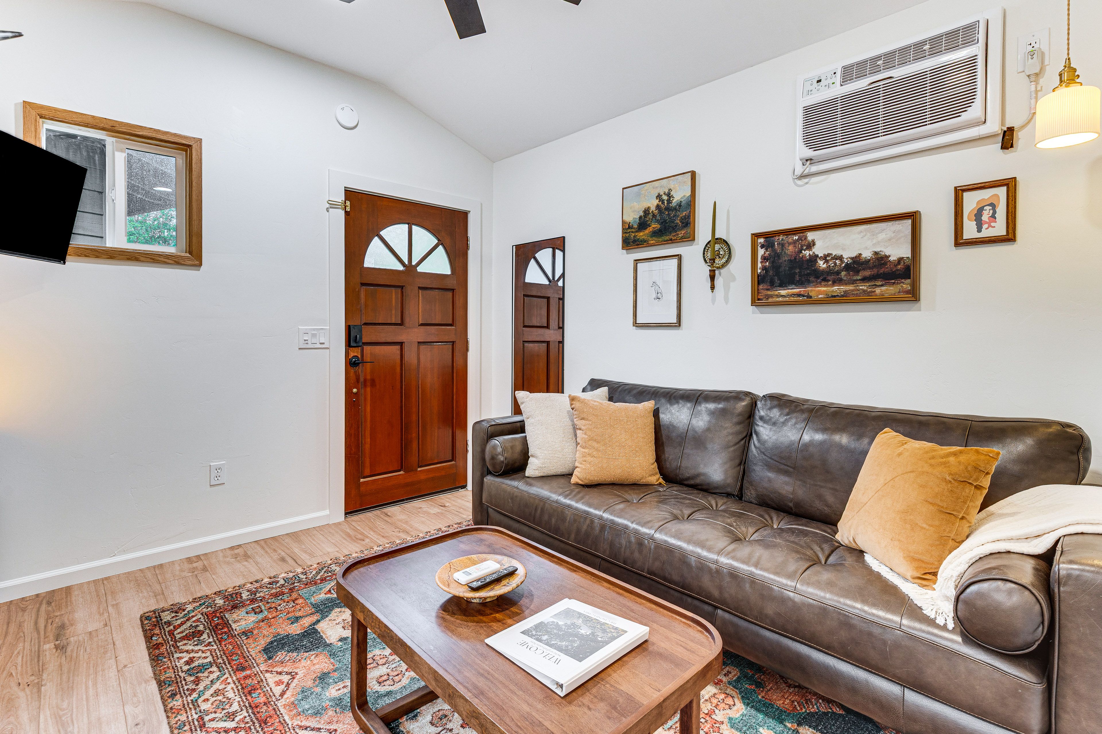 Living Room | Free WiFi | Smart TV | Window A/C Unit